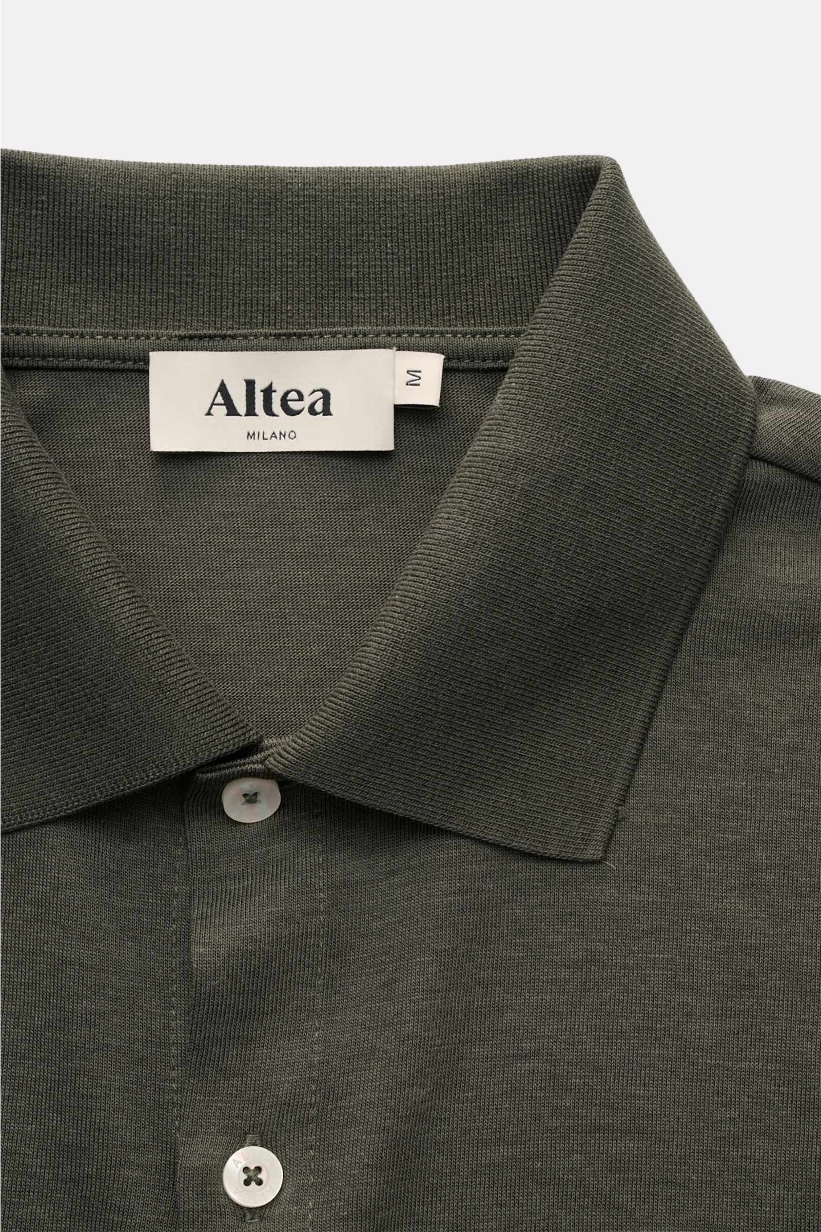 Altea Jersey-Hemd 'Julius' Polokragen dark olive, Detailaufnahme von oben, Polokragen, glatte Knopfleiste, weicher Jersey-Mix.