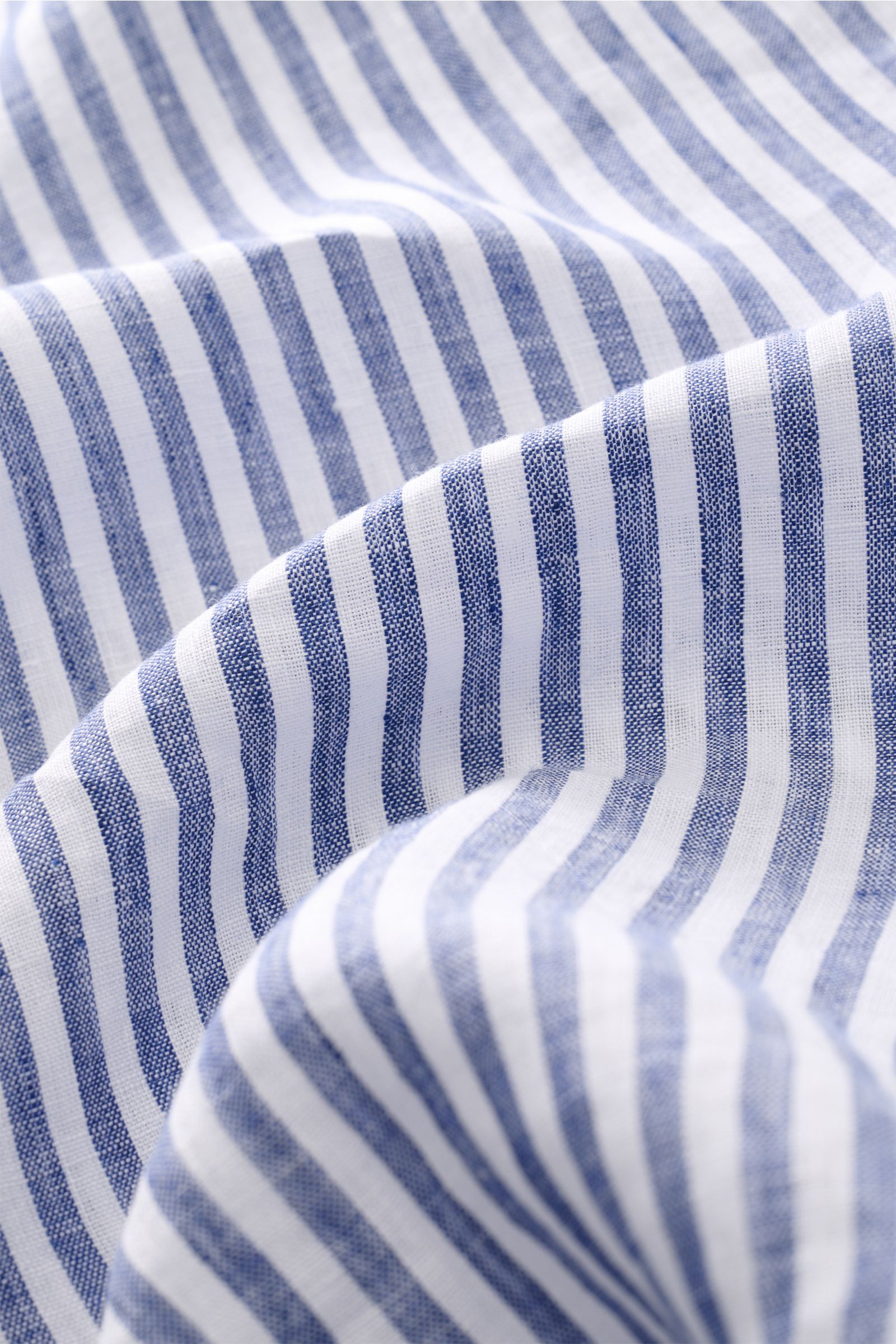 Close-up front view of Aurélien Leinenhemd Haifisch-Kragen navy/weiß gestreift showing fine linen fabric with soft grip and navy-white stripes. 

Description: Ein wenig Urlaubsfeeling gefällig? Das vielseitig einsetzbare Hemd der Marke AURÉLIEN wird mi