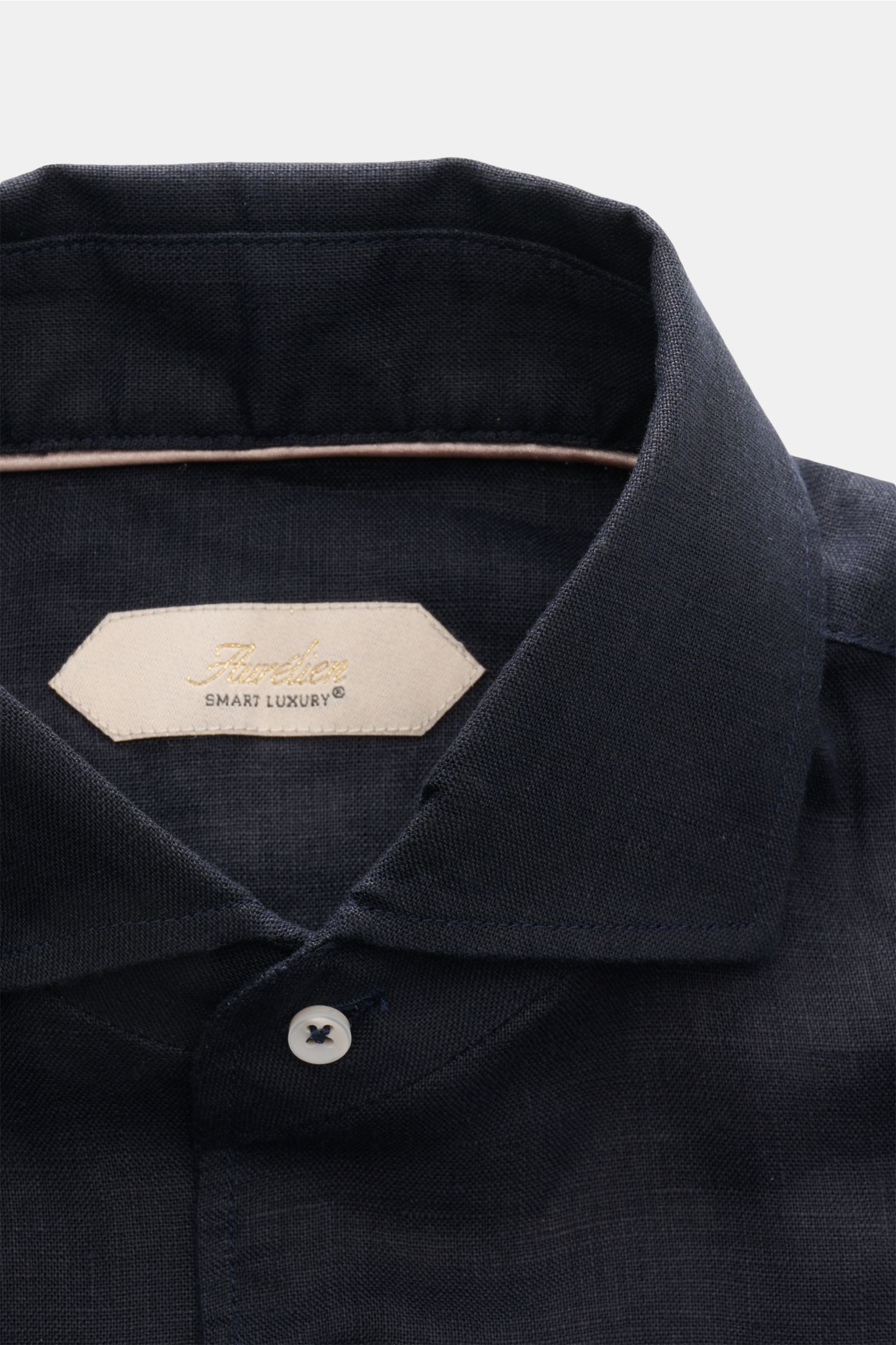 Close-up front view of Aurélien Linen shirt shark collar dark navy showing shark collar, French button placket, and fine linen texture.

Want to get into the holiday mood? With its fine linen fabric, this versatile shirt by the brand AURÉLIEN is an all