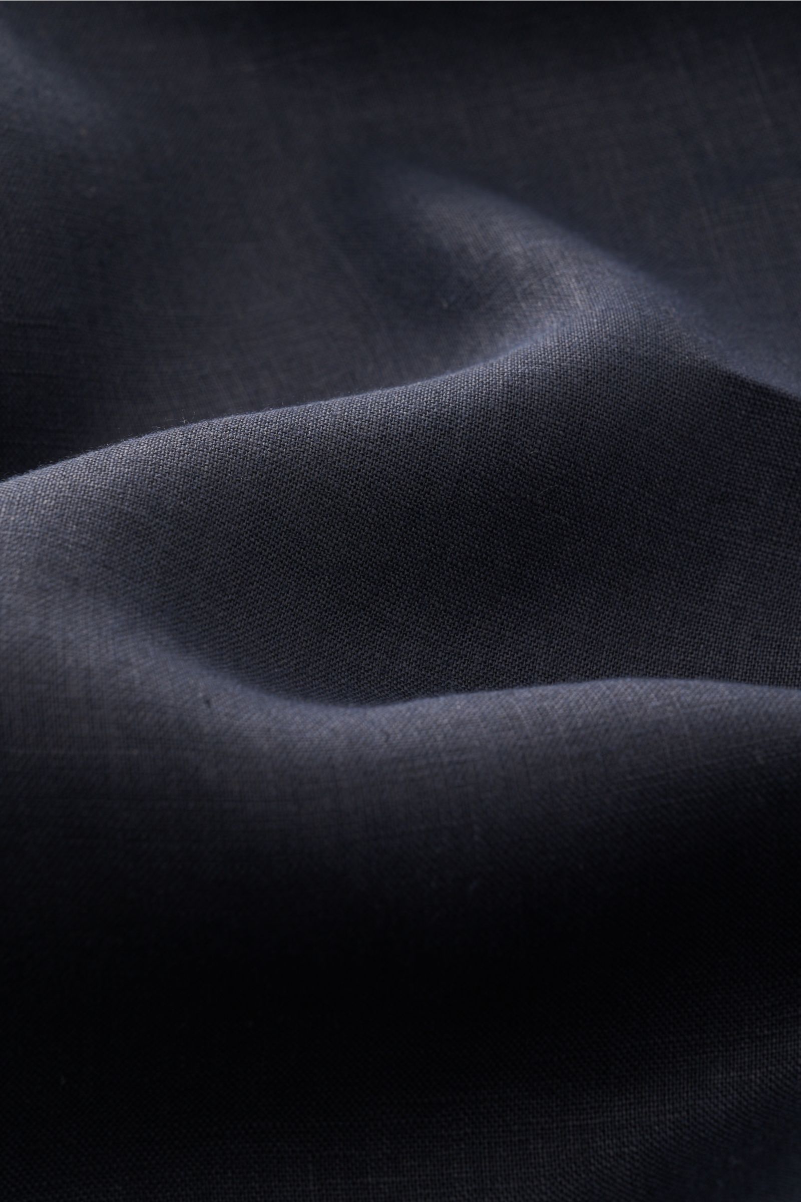 Close-up fabric detail of the Aurélien Linen shirt shark collar dark navy, showing fine linen texture and dark navy color.

Want to get into the holiday mood? With its fine linen fabric, this versatile shirt by the brand AURÉLIEN is an all-rounder for 