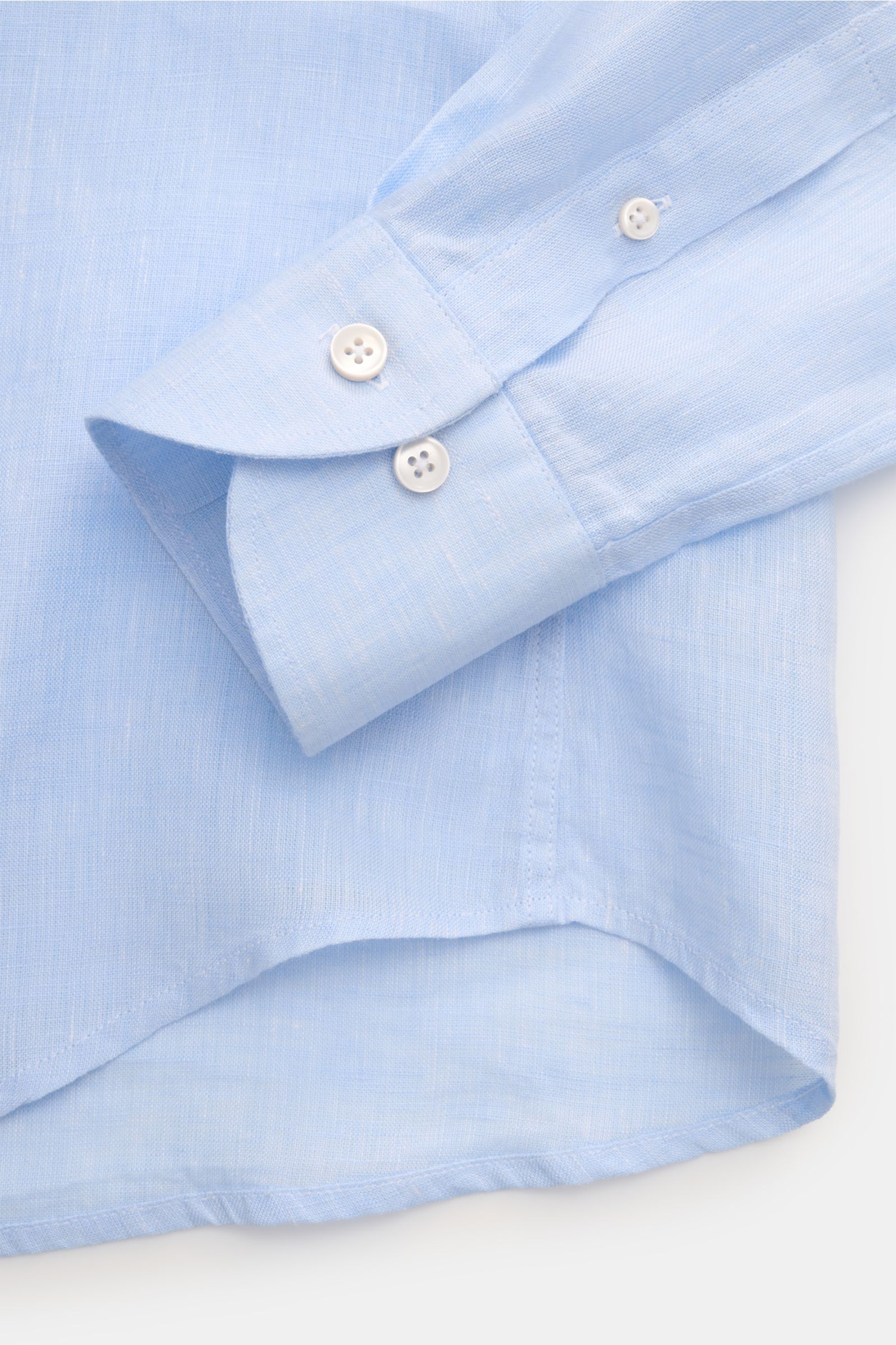 Aurélien Leinenhemd Haifisch-Kragen hellblau, Detailaufnahme von Manschette und Saum, reines Leinen, Slim Fit, weicher Griff, französische Knopfleiste.