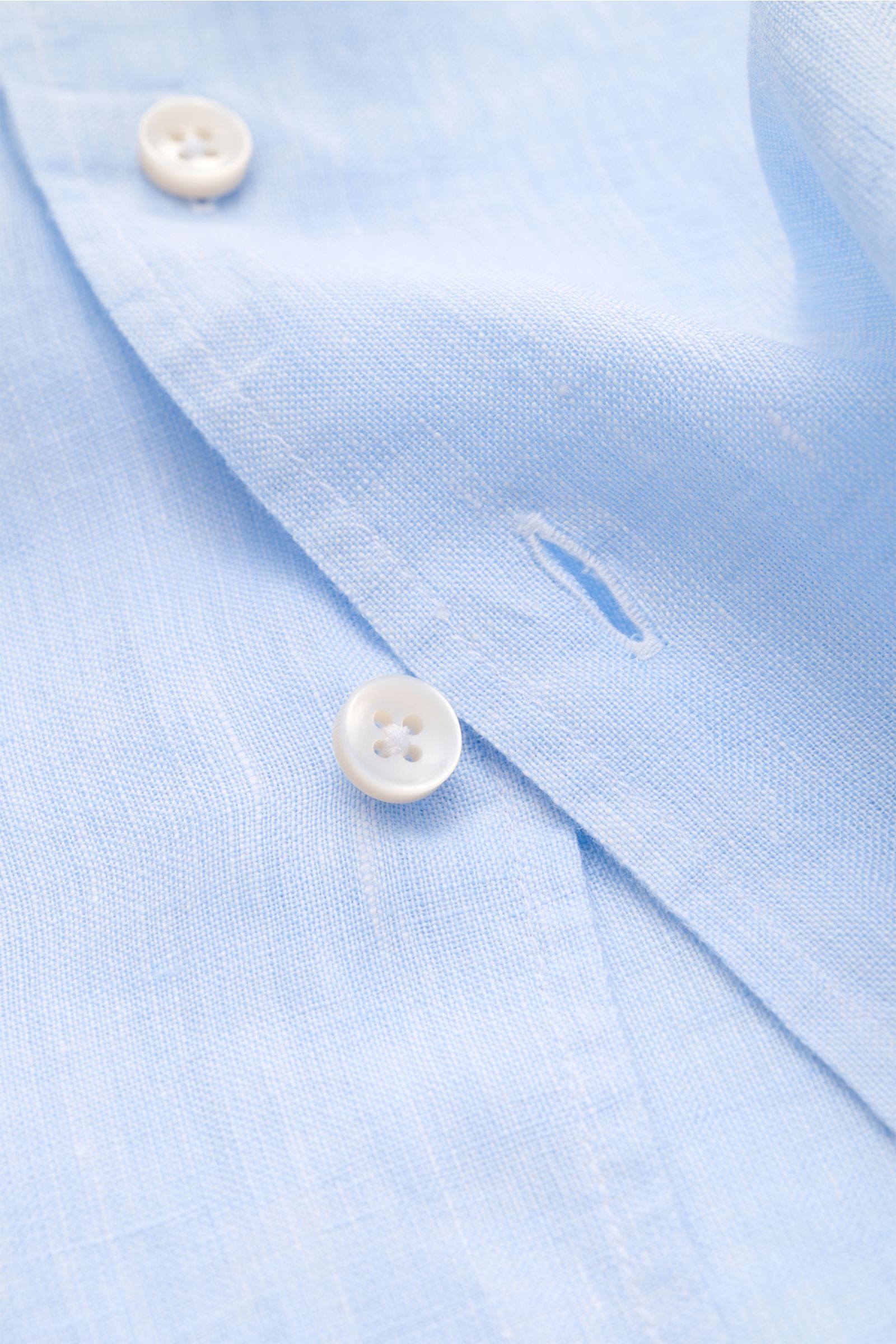 Nahaufnahme des hellblauen Aurélien Leinenhemd Haifisch-Kragen mit französischer Knopfleiste, weichem reinen Leinen, Slim Fit und gerundetem Saum.