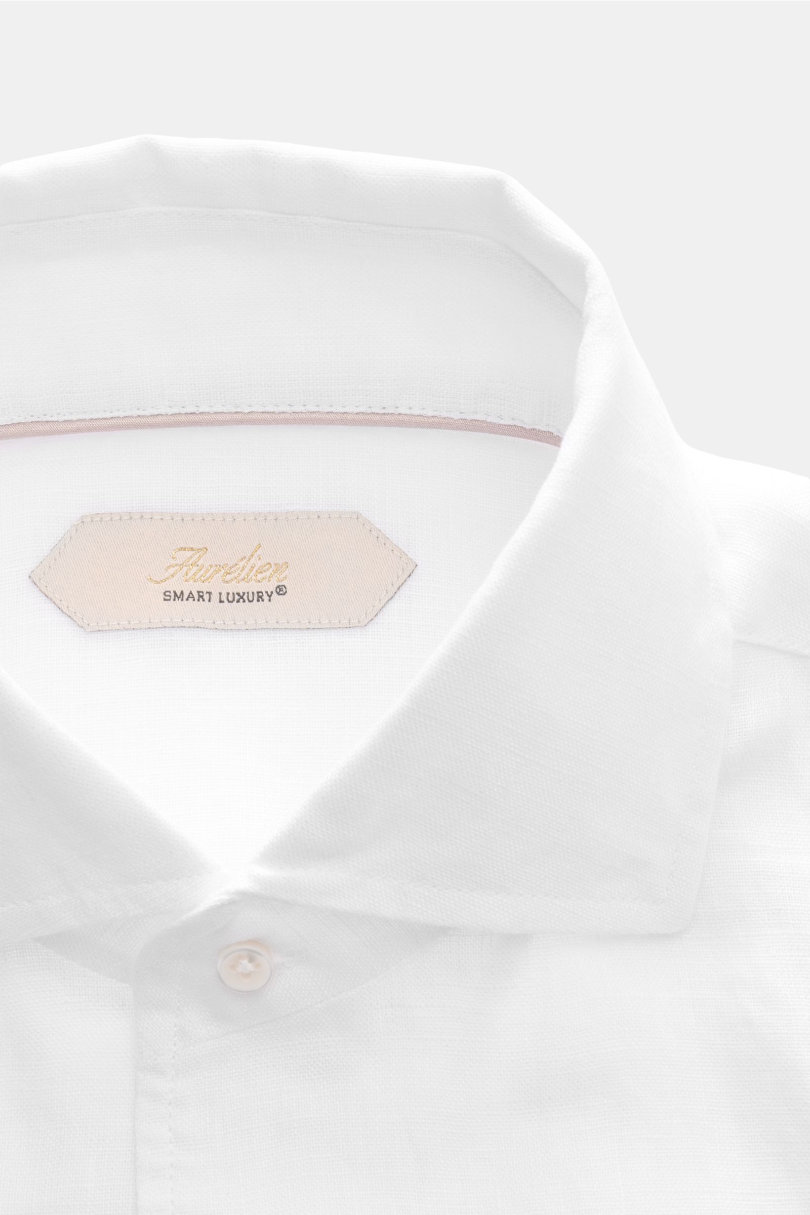 Close-up front view of Aurélien Linen shirt shark collar white showing shark collar and French button placket in fine pure linen fabric.

Want to get into the holiday mood? With its fine linen fabric, this versatile shirt by the brand AURÉLIEN is an al