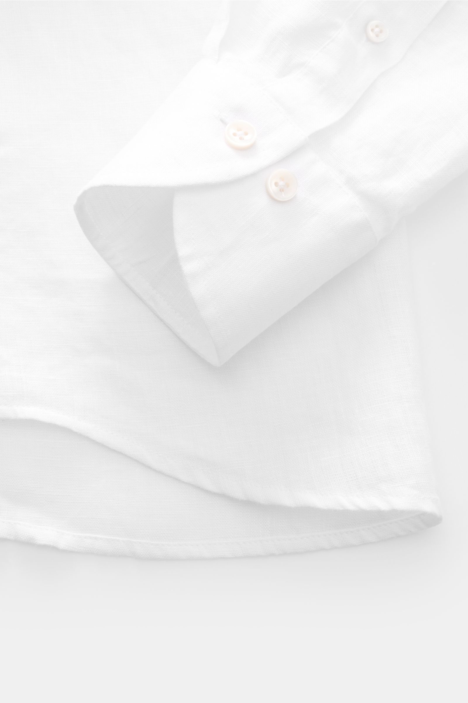 Close-up front view of Aurélien Linen shirt shark collar white showing sleeve cuff and rounded hem details in fine white linen.

Want to get into the holiday mood? With its fine linen fabric, this versatile shirt by the brand AURÉLIEN is an all-rounder