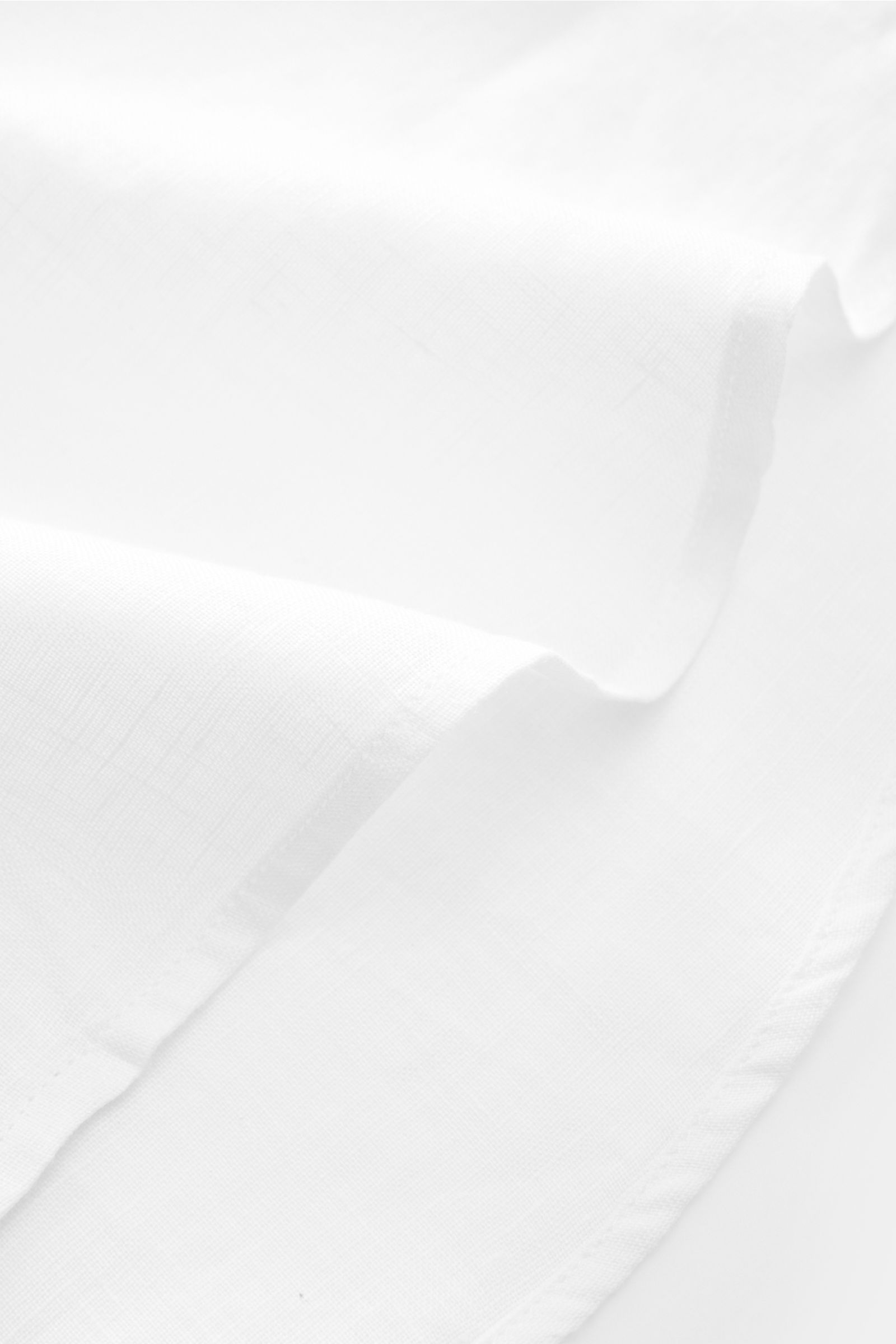Close-up top-down view of the Aurélien Linen shirt shark collar white, highlighting its fine pure linen fabric and soft texture.

Want to get into the holiday mood? With its fine linen fabric, this versatile shirt by the brand AURÉLIEN is an all-rounde