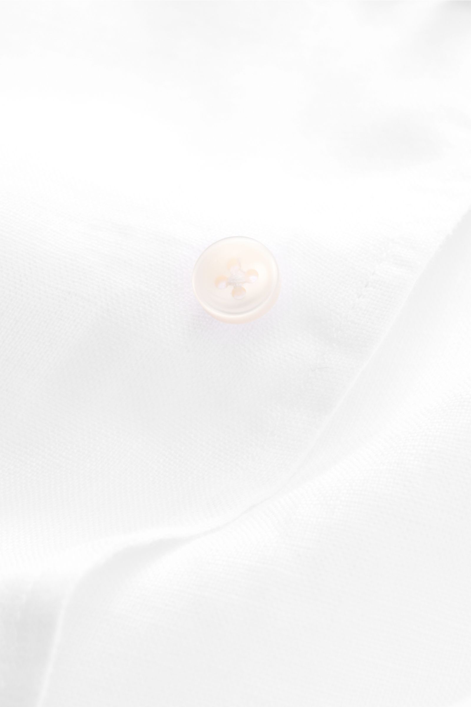 Close-up of a white button on the Aurélien Linen shirt shark collar white, showing fine linen fabric texture.

Want to get into the holiday mood? With its fine linen fabric, this versatile shirt by the brand AURÉLIEN is an all-rounder for office and ca
