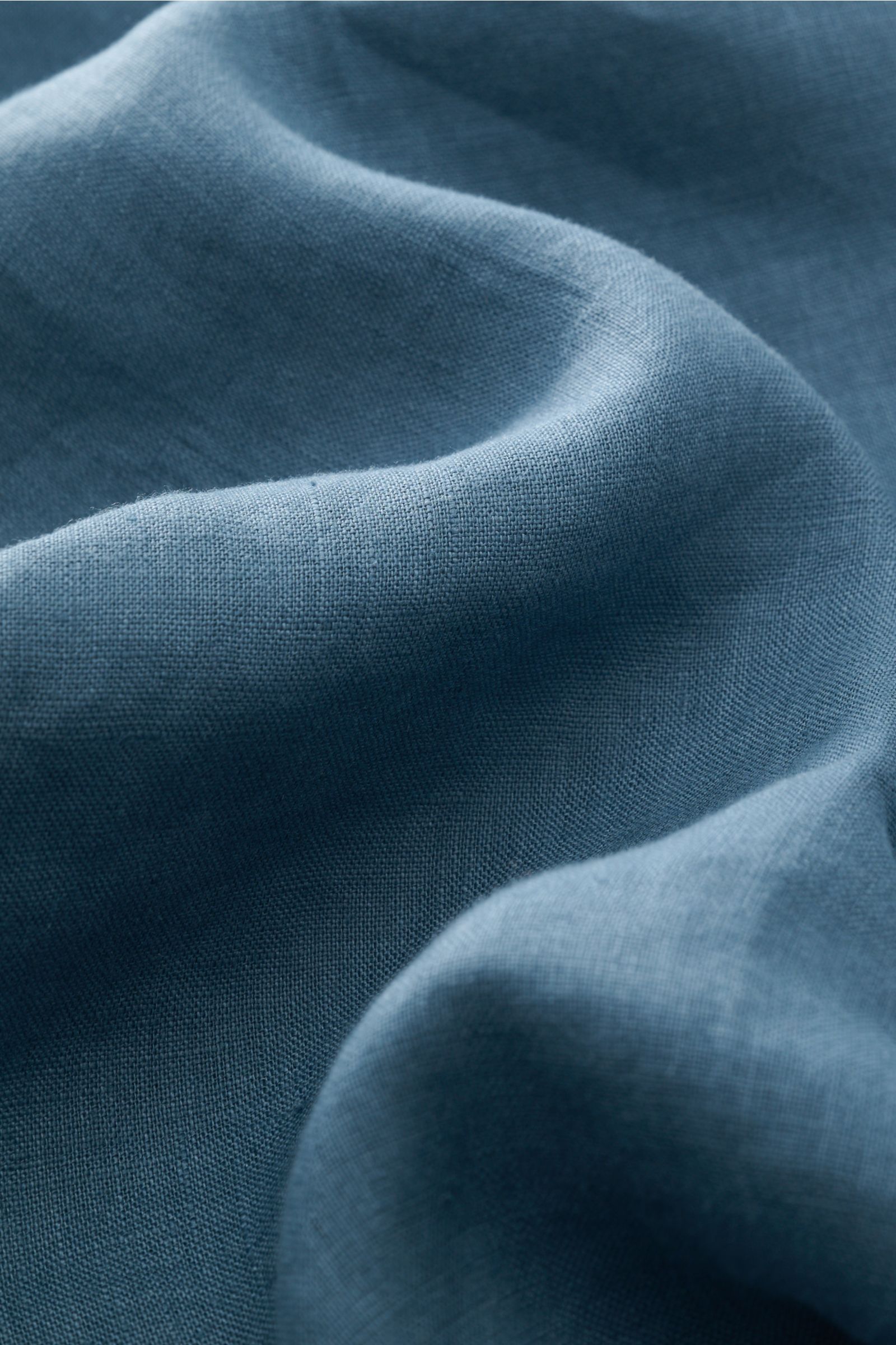 Close-up front view of the Aurélien Linen shirt shark collar grey-blue showing fine linen fabric texture and soft feel.

Want to get into the holiday mood? With its fine linen fabric, this versatile shirt by the brand AURÉLIEN is an all-rounder for off