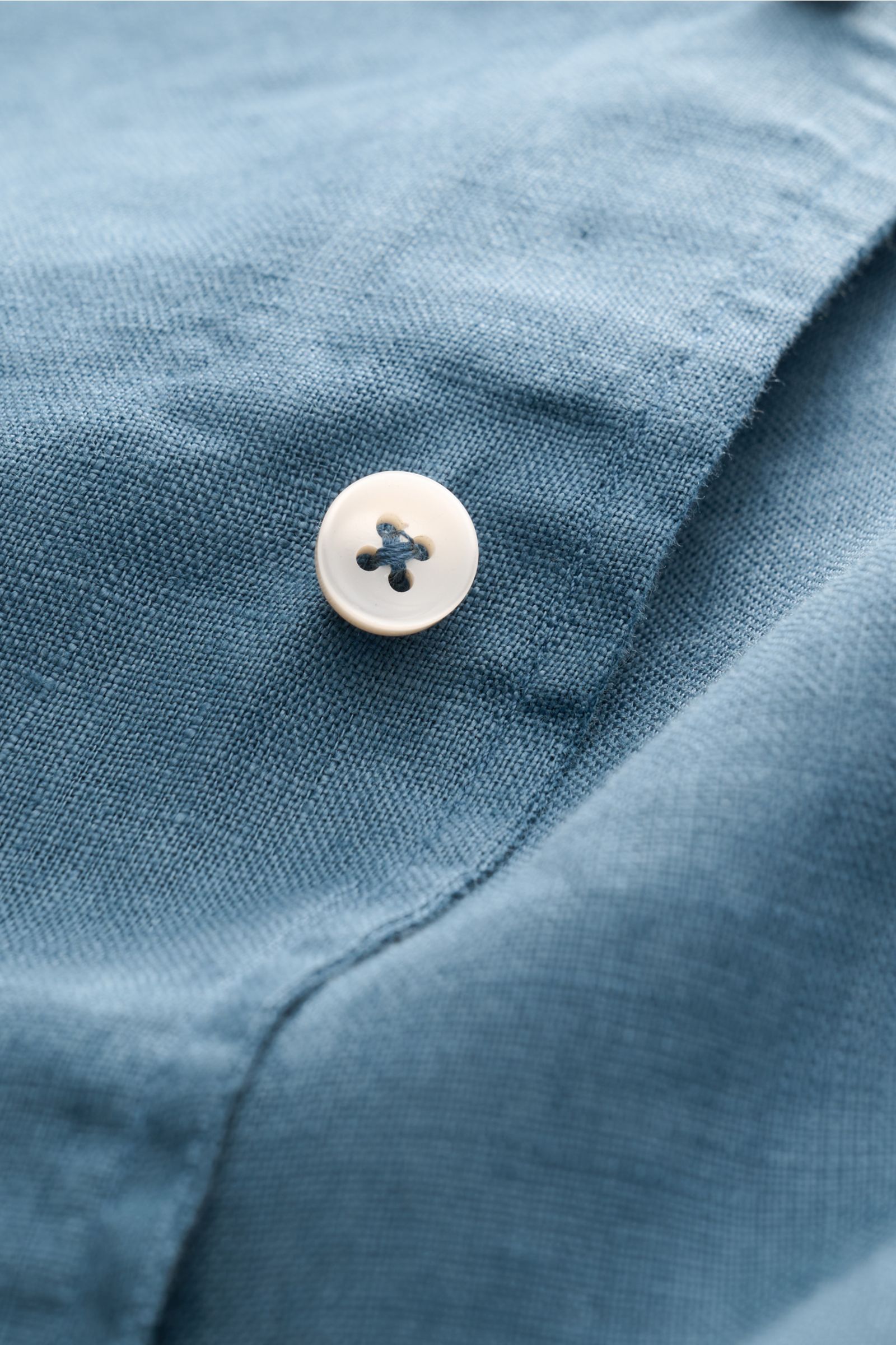 Close-up front view of the Aurélien Linen shirt shark collar grey-blue showing fine linen fabric and white button detail.

Want to get into the holiday mood? With its fine linen fabric, this versatile shirt by the brand AURÉLIEN is an all-rounder for o