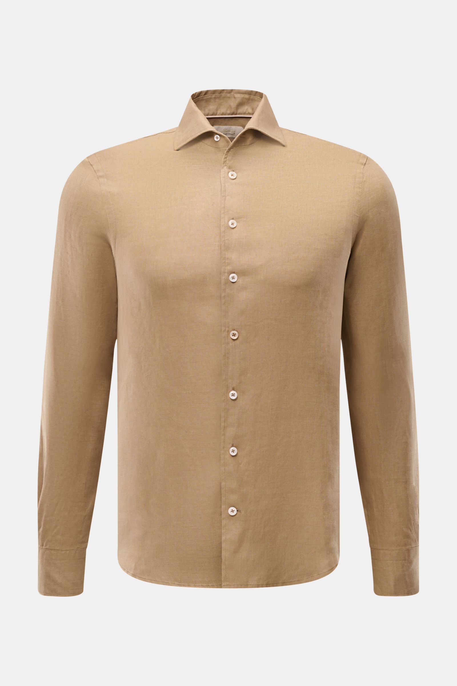 Front view of Aurélien Leinenhemd Haifisch-Kragen sand, a slim fit sand-colored linen shirt with shark collar, French placket, classic sport cuffs, back waist darts, and rounded hem, ideal for office and leisure in warm weather. Ein wenig Urlaubsfeelin