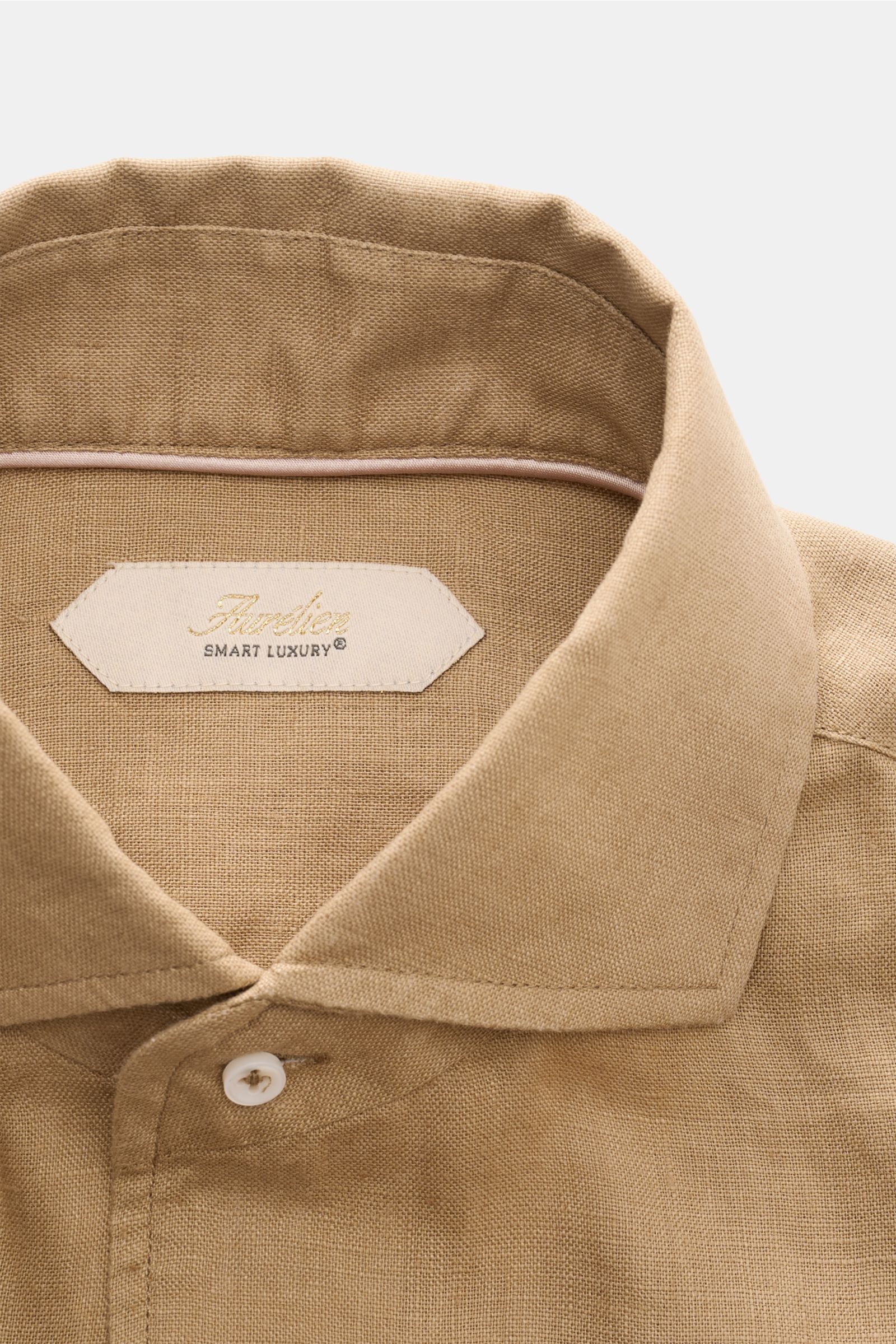 Aurélien Leinenhemd Haifisch-Kragen sand, close-up front view of a slim fit, soft pure linen shirt with shark collar and French placket, classic sport cuff, back waist darts, and rounded hem, versatile for office and leisure in warm seasons. Ein wenig 