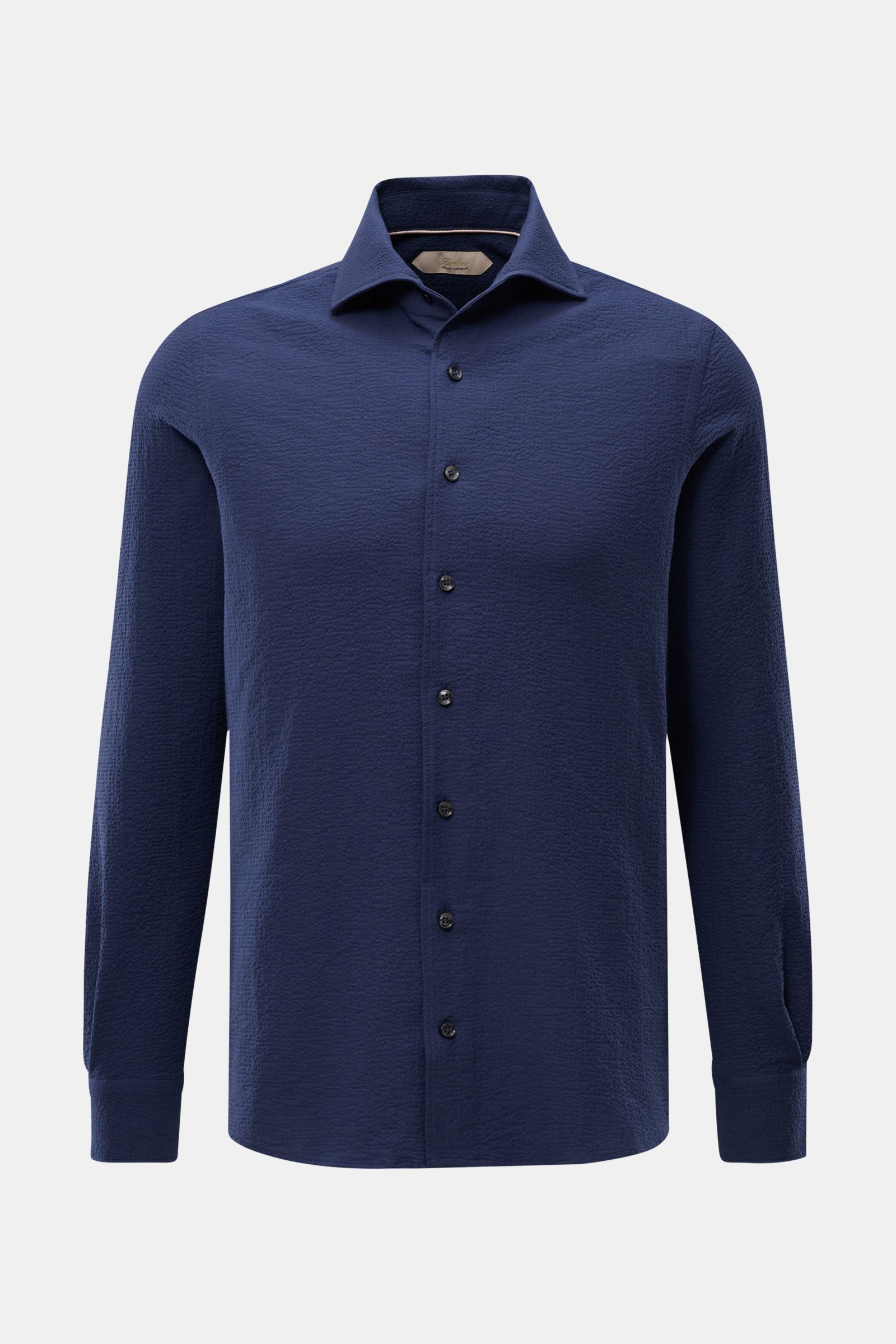 Front view of Aurélien Seersucker-Hemd Haifisch-Kragen dunkelblau, a dark blue seersucker cotton shirt with slim fit and shark collar.

Description:  
Sommerlicher Eyecatcher: Das Hemd von AURÉLIEN überzeugt mit charakteristischem Seersucker-Design und