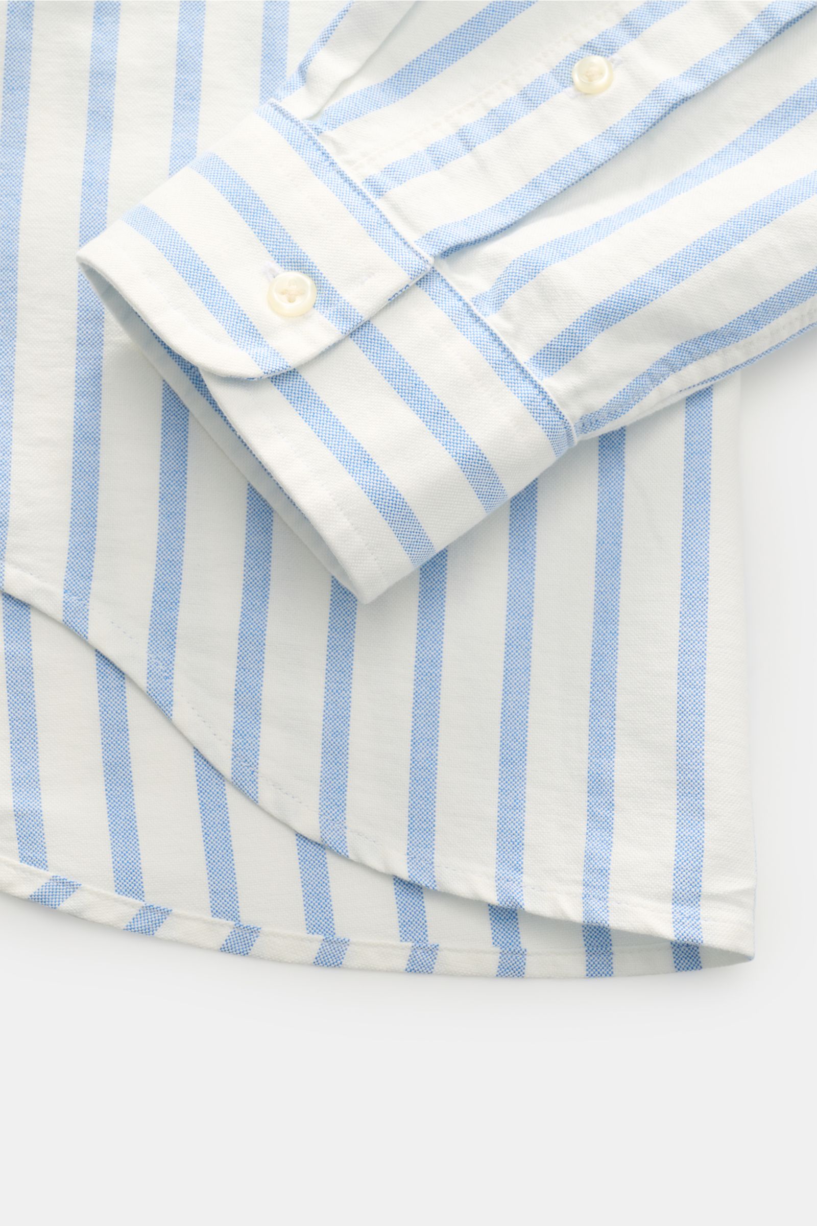 Close-up front view of Polo Ralph Lauren Casual Hemd Button-Down-Kragen blau/weiß gestreift showing cuff, button placket, and fabric texture.

Stilvoll durch den Sommer: Das Slim-Fit-Hemd von POLO RALPH LAUREN ergänzt Ihre Garderobe mit feiner Baumwoll