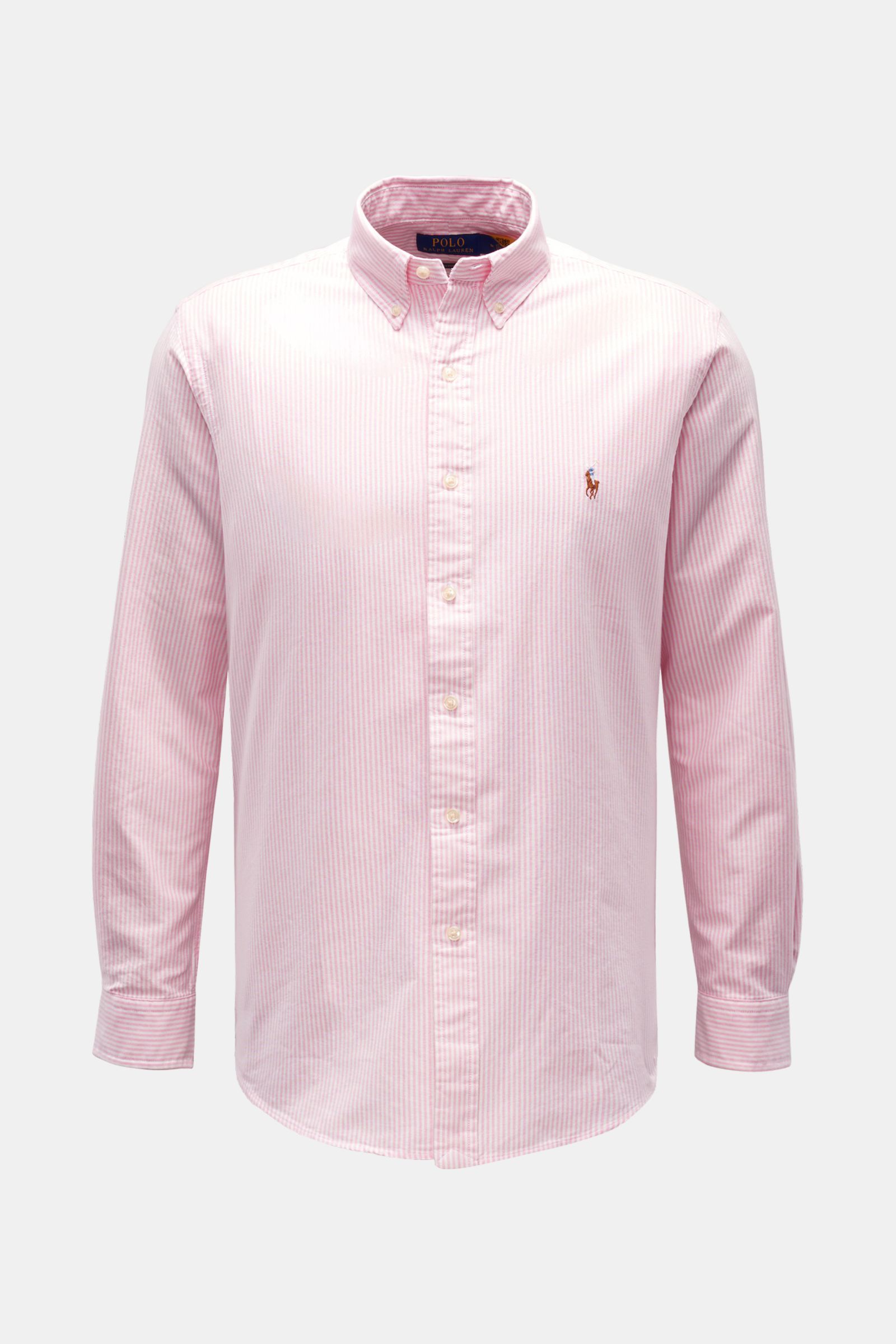 Polo Ralph Lauren Oxfordhemd Button-Down-Kragen rosé/weiß gestreift, front view, slim fit cotton shirt with soft touch, classic sports cuffs, multicolored stitching, and rounded hem.

Zeitloser Allrounder: Das Oxford-Hemd von POLO RALPH LAUREN verbinde