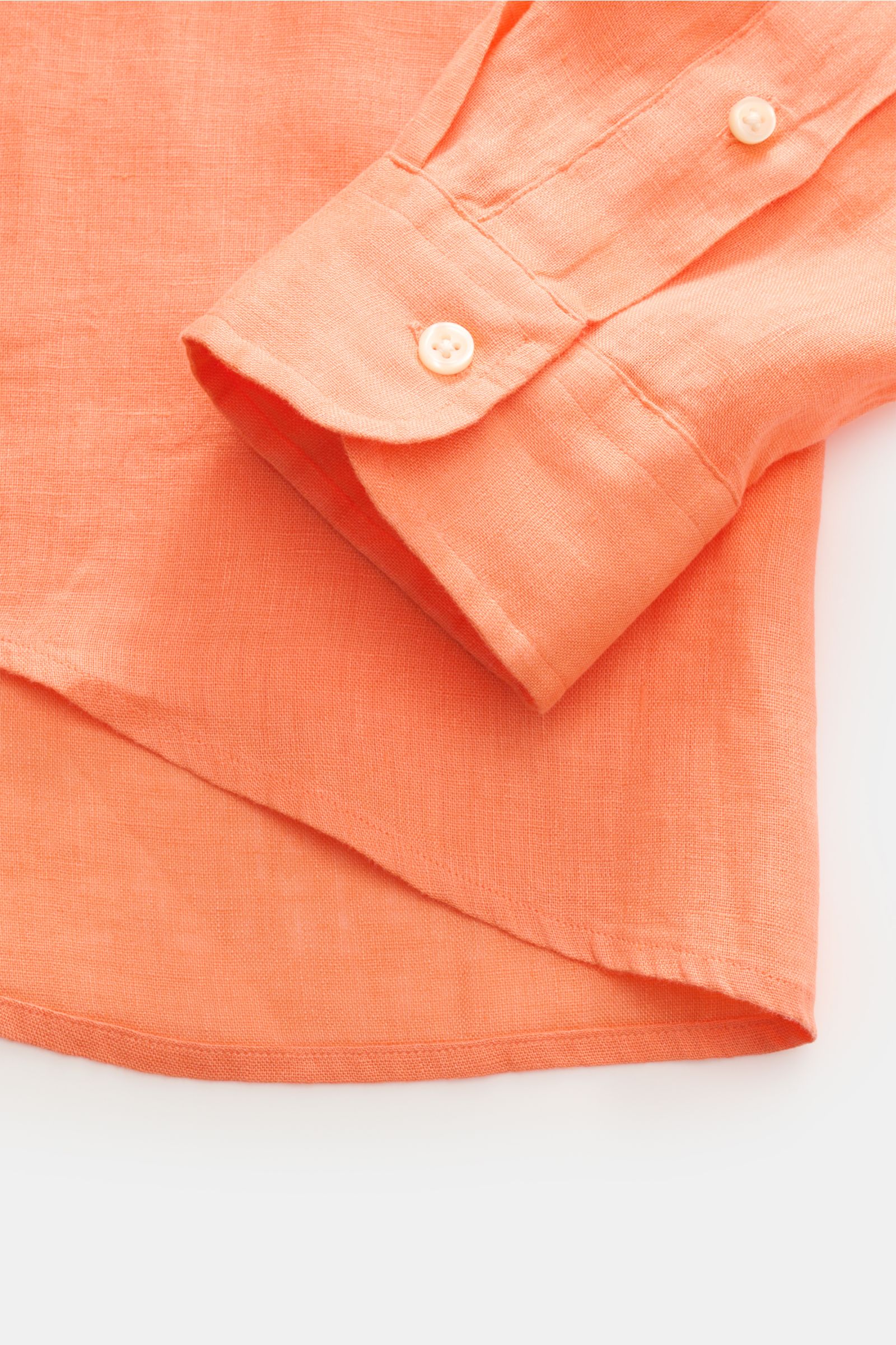 Close-up front view of Polo Ralph Lauren Leinenhemd Button-Down-Kragen orange showing sleeve cuff with white buttons and linen texture, featuring reines Leinen, leichte, luftige Qualität, typische Materialstruktur, Slim Fit, Button-Down-Kragen, aufgesetzt