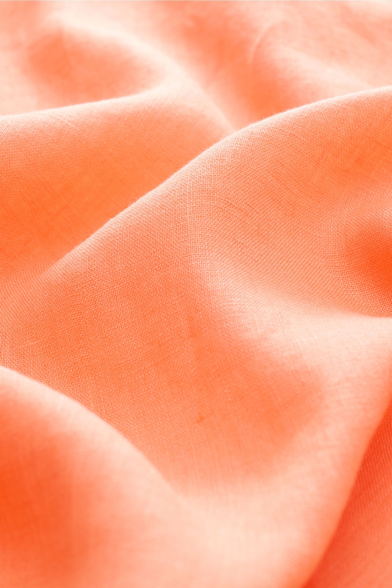 Close-up fabric view of Polo Ralph Lauren Leinenhemd Button-Down-Kragen orange, showing pure linen texture in soft folds, photographed from above.

Dieses Leinenhemd von POLO RALPH LAUREN ist eine Bereicherung für jede Sommergarderobe und bringt bei un