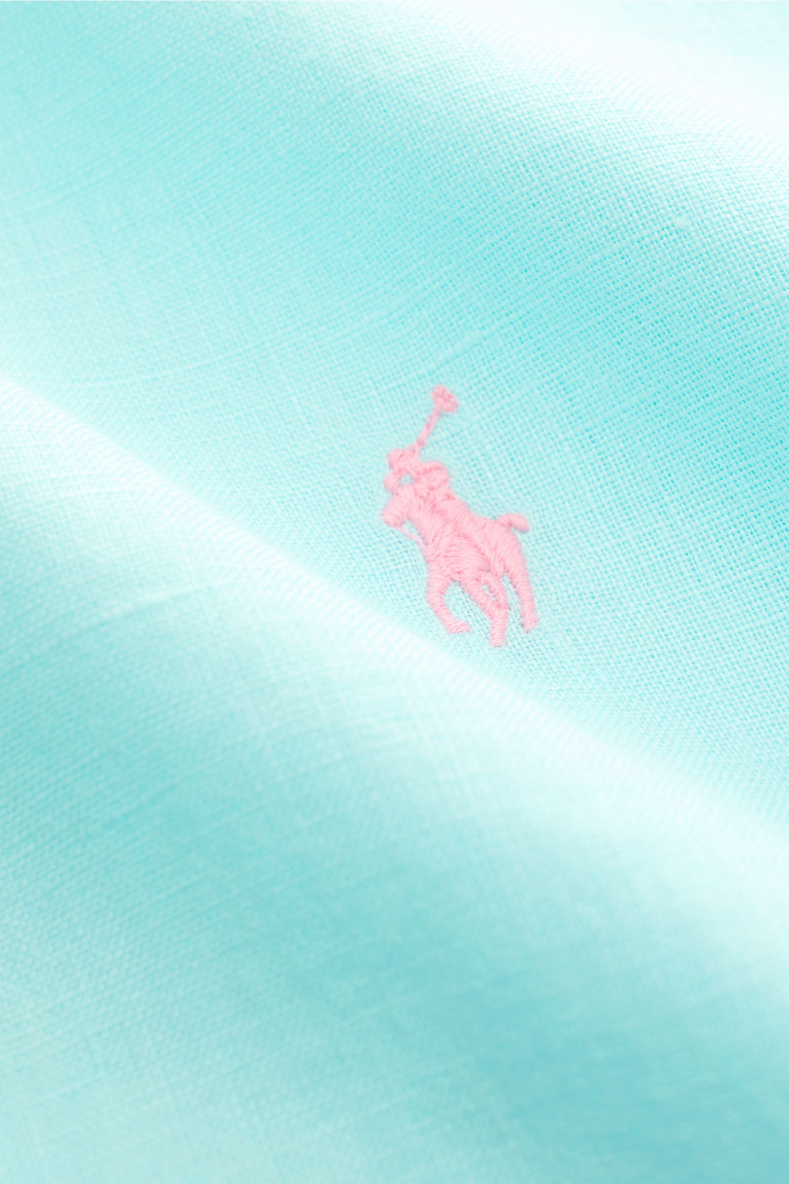 Alt tag (125 characters max): Close-up front view of Polo Ralph Lauren Leinenhemd Button-Down-Kragen türkis, showing fabric texture and pink logo.

Detailed description: Sommerliche Leichtigkeit: Das Leinenhemd von POLO RALPH LAUREN überzeugt mit lufti