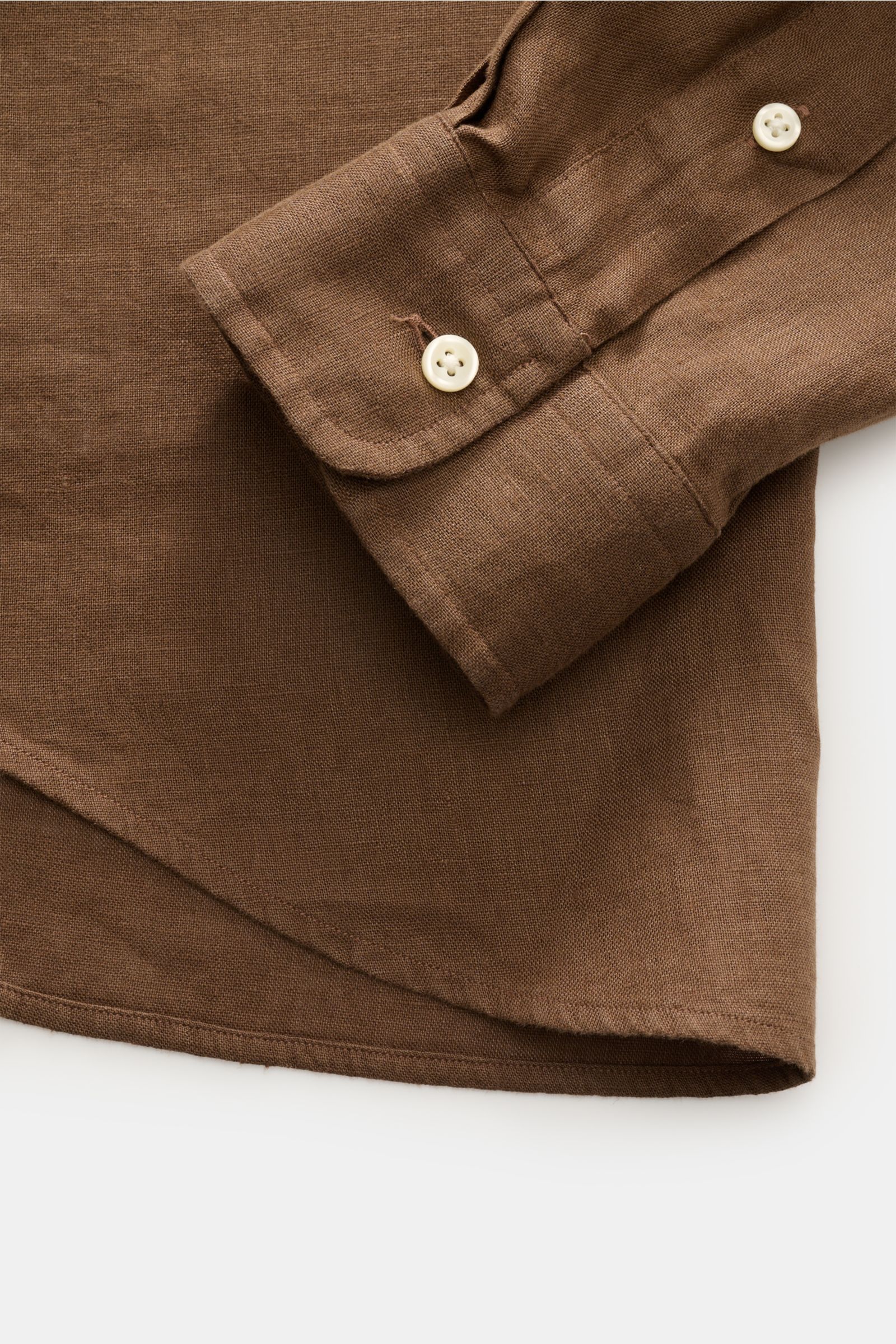 Brown Polo Ralph Lauren Leinenhemd Button-Down-Kragen braun close-up from above showing sleeve cuff with buttons and linen texture, slim fit.
