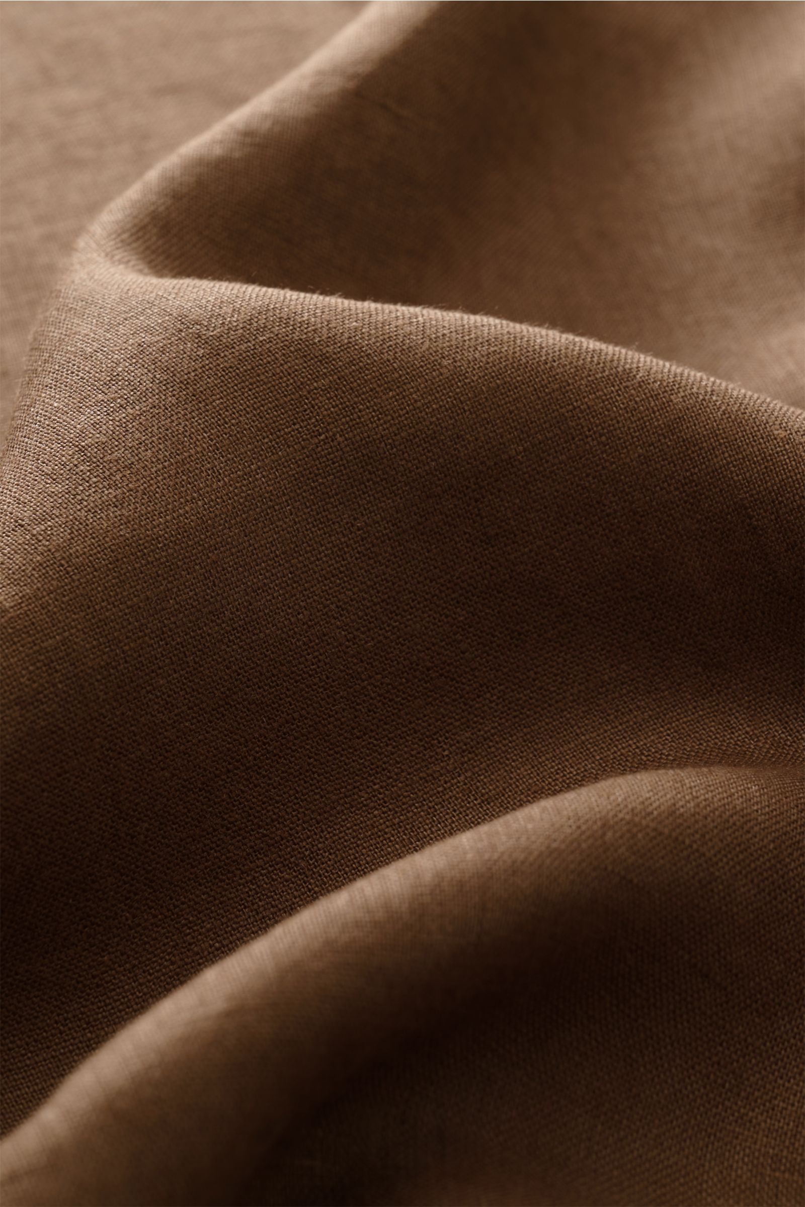 Close-up front angle of Polo Ralph Lauren Leinenhemd Button-Down-Kragen braun fabric, showing pure linen texture and light, airy quality.

Description: Dieses Leinenhemd von POLO RALPH LAUREN ist eine Bereicherung für jede Sommergarderobe und bringt be