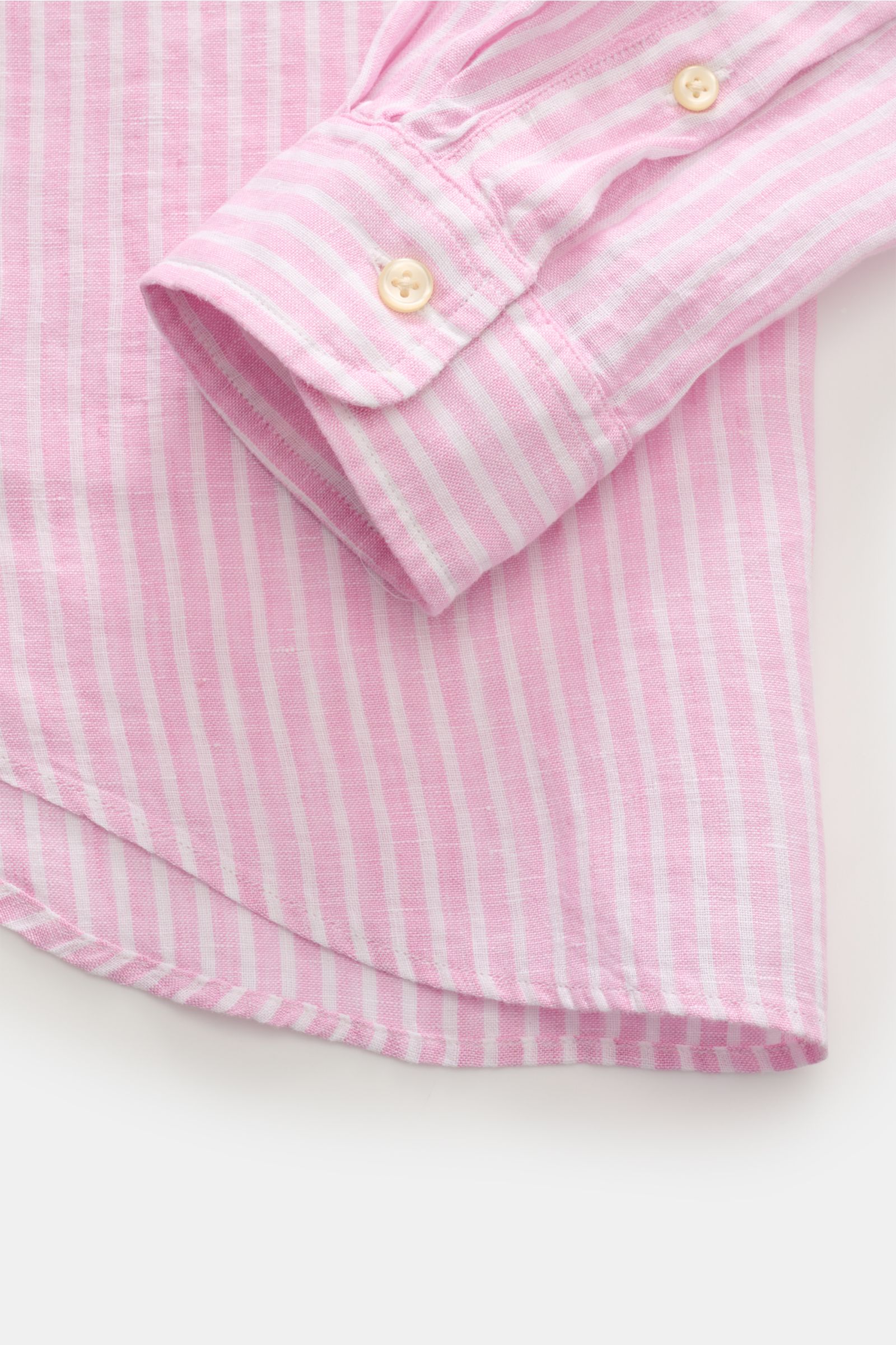 Close-up front-left view of Polo Ralph Lauren Leinenhemd Button-Down-Kragen rosé/weiß gestreift showing the cuff and hem in soft linen with slim fit.

Klassiker für den Sommer von POLO RALPH LAUREN: Dieses minimalistische Slim Fit Hemd aus feinstem Lei