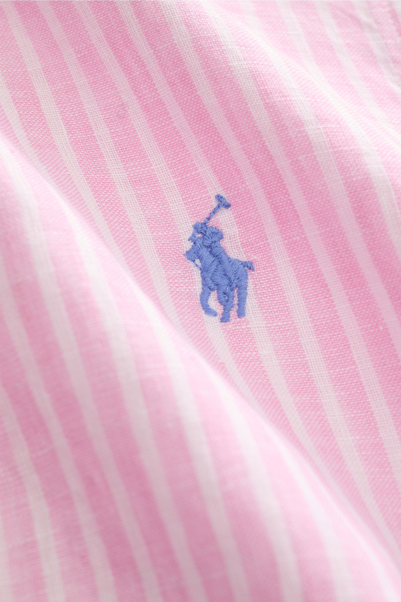Close-up of Polo Ralph Lauren Leinenhemd Button-Down-Kragen rosé/weiß gestreift showing blue logo stitching, photographed from a front angle. Klassiker für den Sommer von POLO RALPH LAUREN: Dieses minimalistische Slim Fit Hemd aus feinstem Leinen mit B
