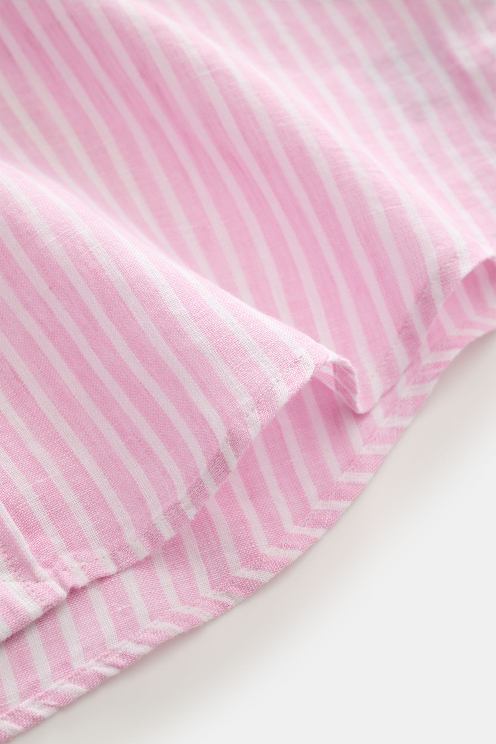 Close-up front view of Polo Ralph Lauren Leinenhemd Button-Down-Kragen rosé/weiß gestreift fabric showing pink and white stripes and rounded hem. Klassiker für den Sommer von POLO RALPH LAUREN: Dieses minimalistische Slim Fit Hemd aus feinstem Leinen mit 