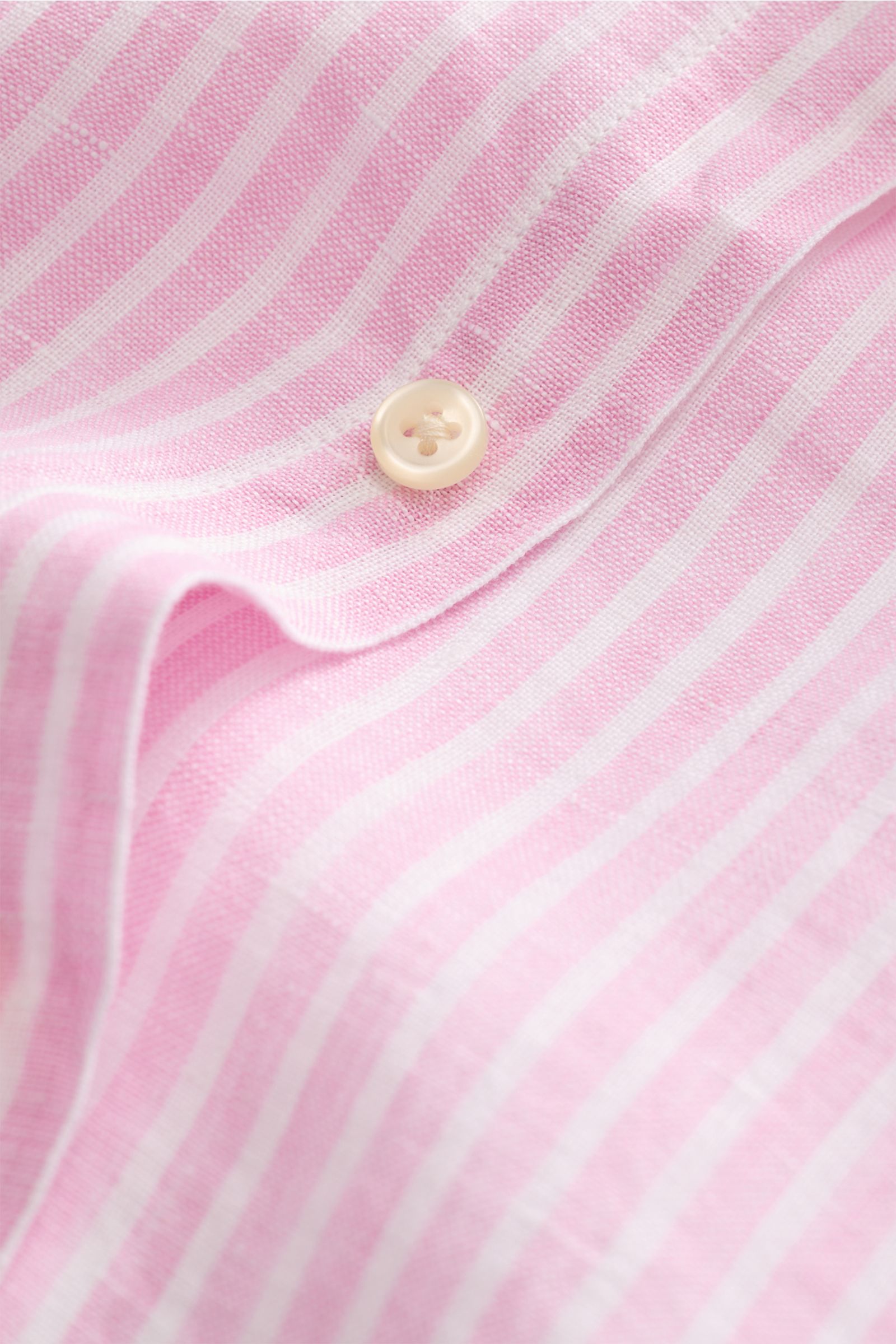 Close-up front view of Polo Ralph Lauren Leinenhemd Button-Down-Kragen rosé/weiß gestreift fabric showing pink and white stripes, button detail, and linen texture. Klassiker für den Sommer von POLO RALPH LAUREN: Dieses minimalistische Slim Fit Hemd aus fe