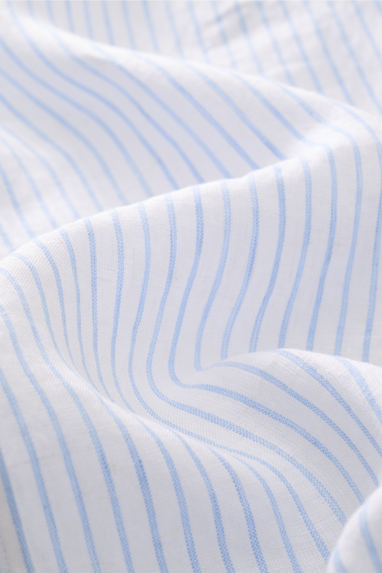 Close-up front detail of Polo Ralph Lauren Linen shirt button-down collar white/light blue striped, showing fabric texture and stripes.

A summer classic from POLO RALPH LAUREN: This minimalist slim fit shirt in the finest linen with button-down collar