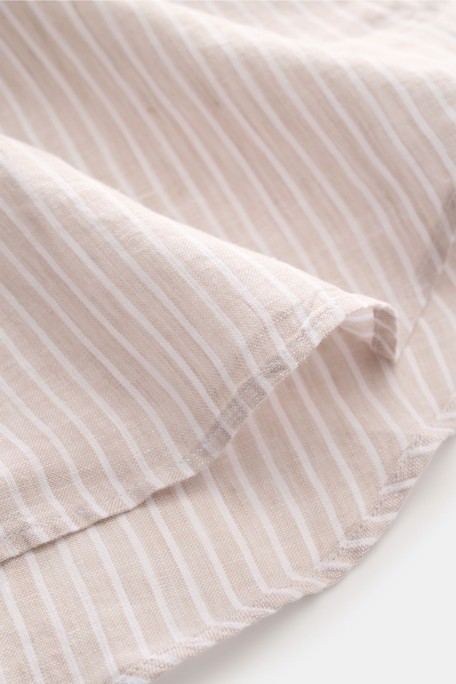 Close-up view of Polo Ralph Lauren Linen shirt button-down collar beige/white striped fabric showing fine linen texture and stitching.

A summer classic from POLO RALPH LAUREN: This minimalist slim fit shirt in the finest linen with button-down collar 