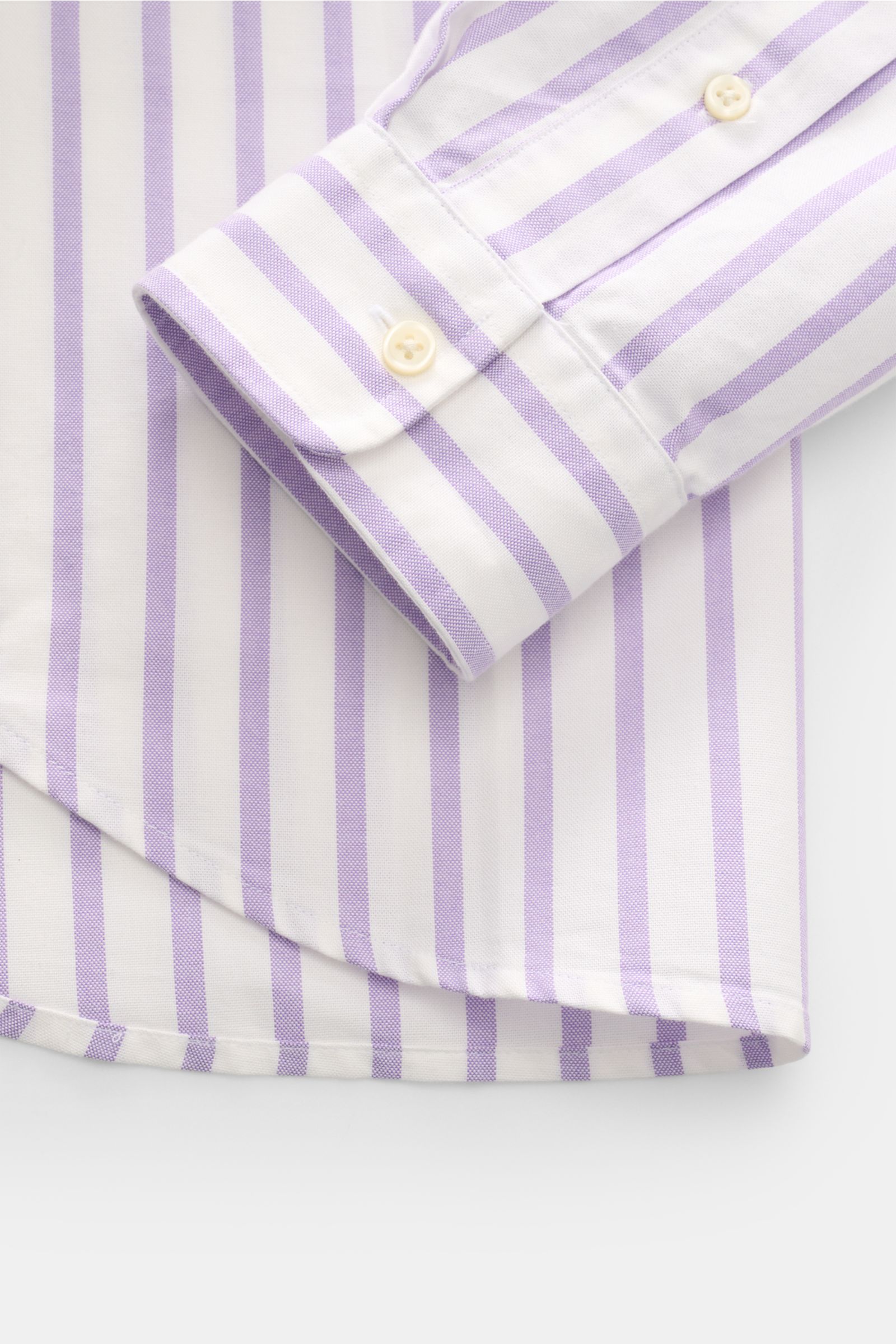 Close-up front view of Polo Ralph Lauren Casual Hemd Button-Down-Kragen flieder/weiß gestreift with soft cotton fabric, slim fit, button cuffs, and curved hem.

Description: Stilvoll durch den Sommer: Das Slim-Fit-Hemd von POLO RALPH LAUREN ergänzt Ihr