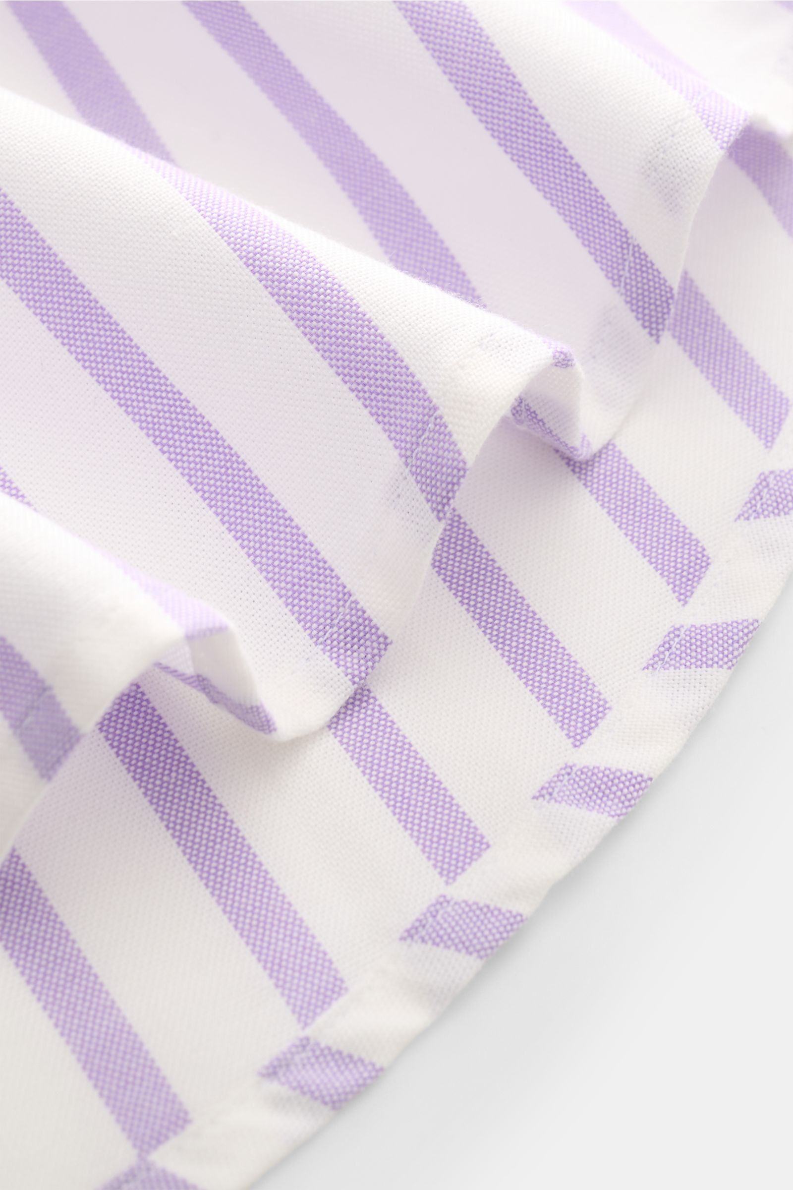 Close-up front view of Polo Ralph Lauren Casual Hemd Button-Down-Kragen flieder/weiß gestreift fabric showing lilac and white stripes, highlighting texture and weave.

Description: Stilvoll durch den Sommer: Das Slim-Fit-Hemd von POLO RALPH LAUREN ergä