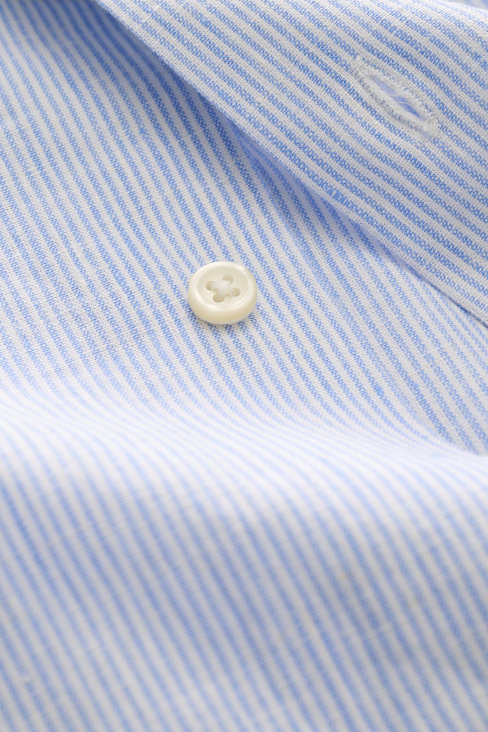 Close-up front angled view of Polo Ralph Lauren Oxford shirt shark collar light blue/white striped fabric, button and classic stitching.

Description: A stylish classic with attention to detail: This summery shirt by POLO RALPH LAUREN is made of linen 