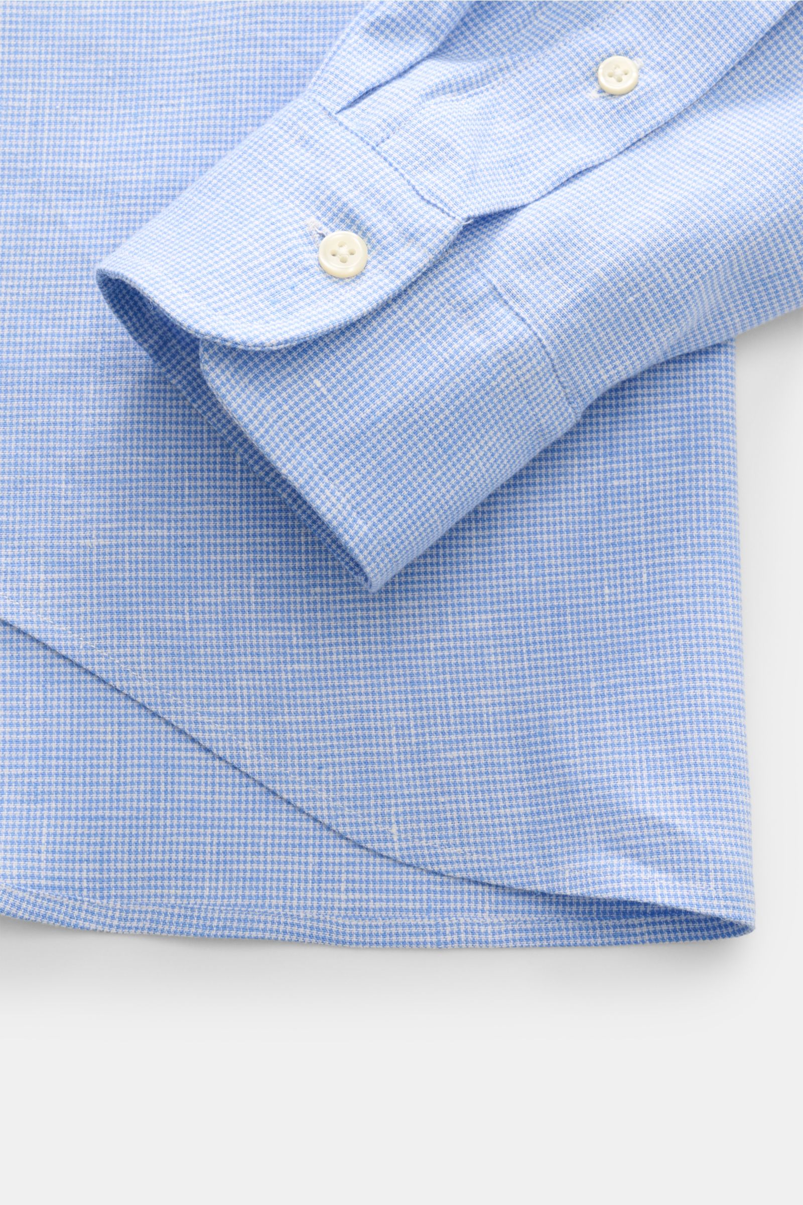 Close-up top view of the Polo Ralph Lauren Oxford shirt shark collar light blue/white checked showing cuff, button placket, and rounded hem. Elegance for hot days: This shirt in linen and cotton by POLO RALPH LAUREN enhances summer looks with stylish unde