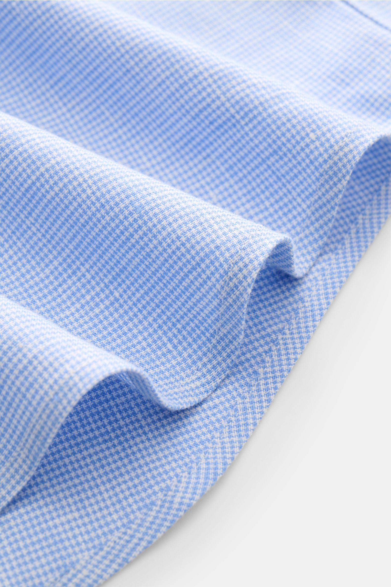 Close-up fabric detail of Polo Ralph Lauren Oxford shirt shark collar light blue/white checked, showing the timeless checked pattern and soft linen-cotton blend from a side angle.

Elegance for hot days: This shirt in linen and cotton by POLO RALPH LAU