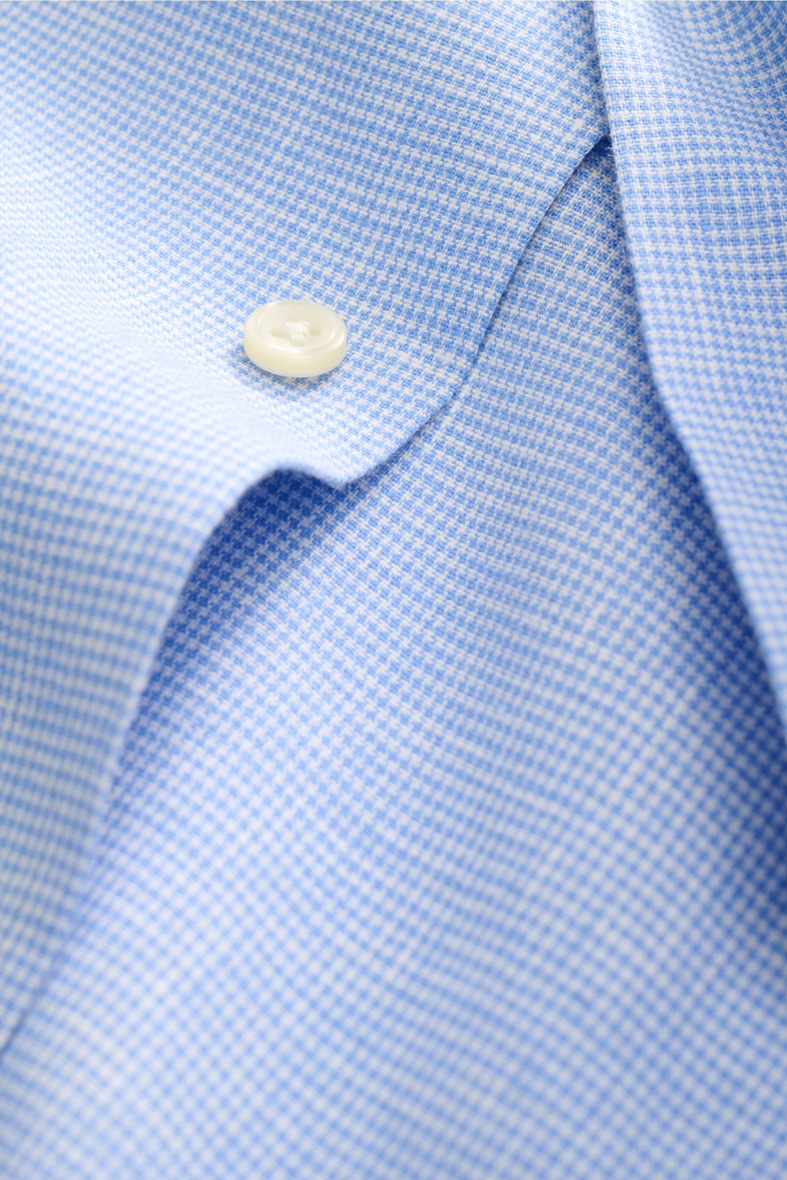 Close-up front view of Polo Ralph Lauren Oxford shirt shark collar light blue/white checked showing fabric texture, button, and collar detail.

Elegance for hot days: This shirt in linen and cotton by POLO RALPH LAUREN enhances summer looks with stylis