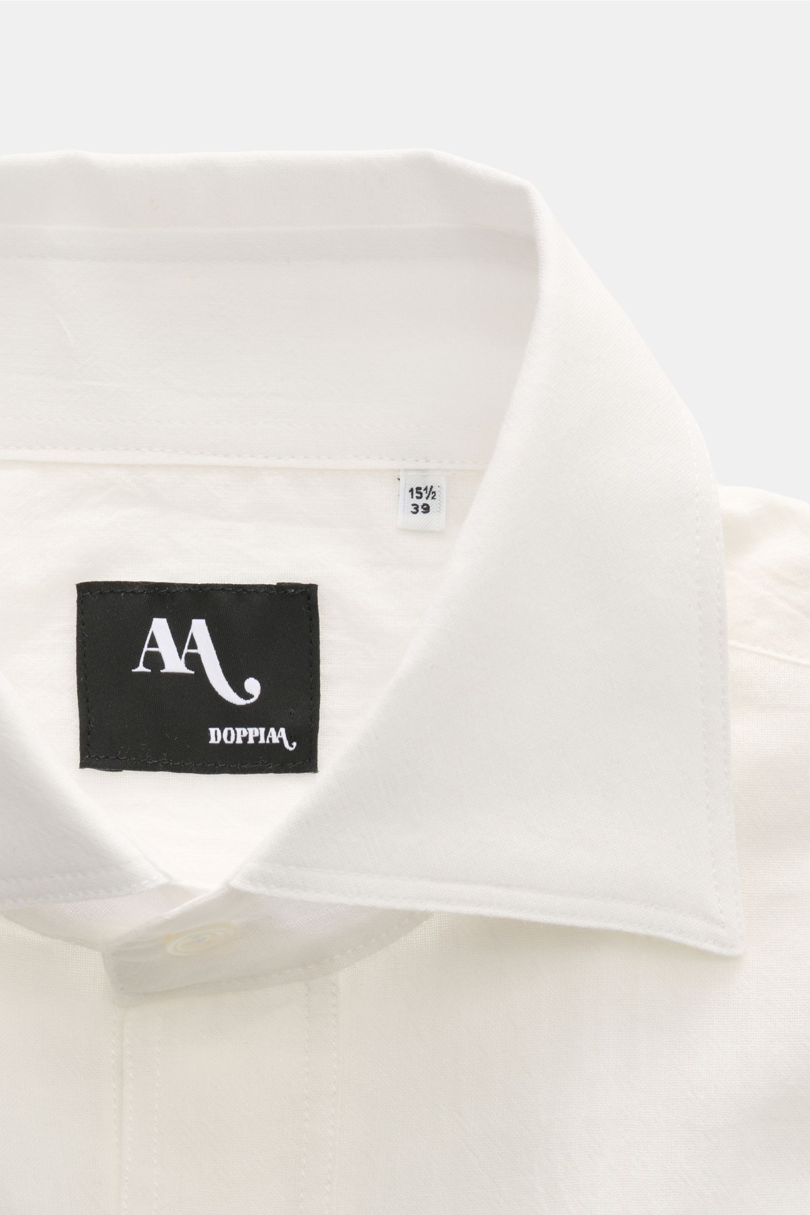 Doppiaa Casual Hemd 'Aantero' Haifisch-Kragen offwhite, Detailaufnahme von oben, reine Baumwolle, Slim Fit, Brusttaschen, weicher Griff, luftige Qualität.
