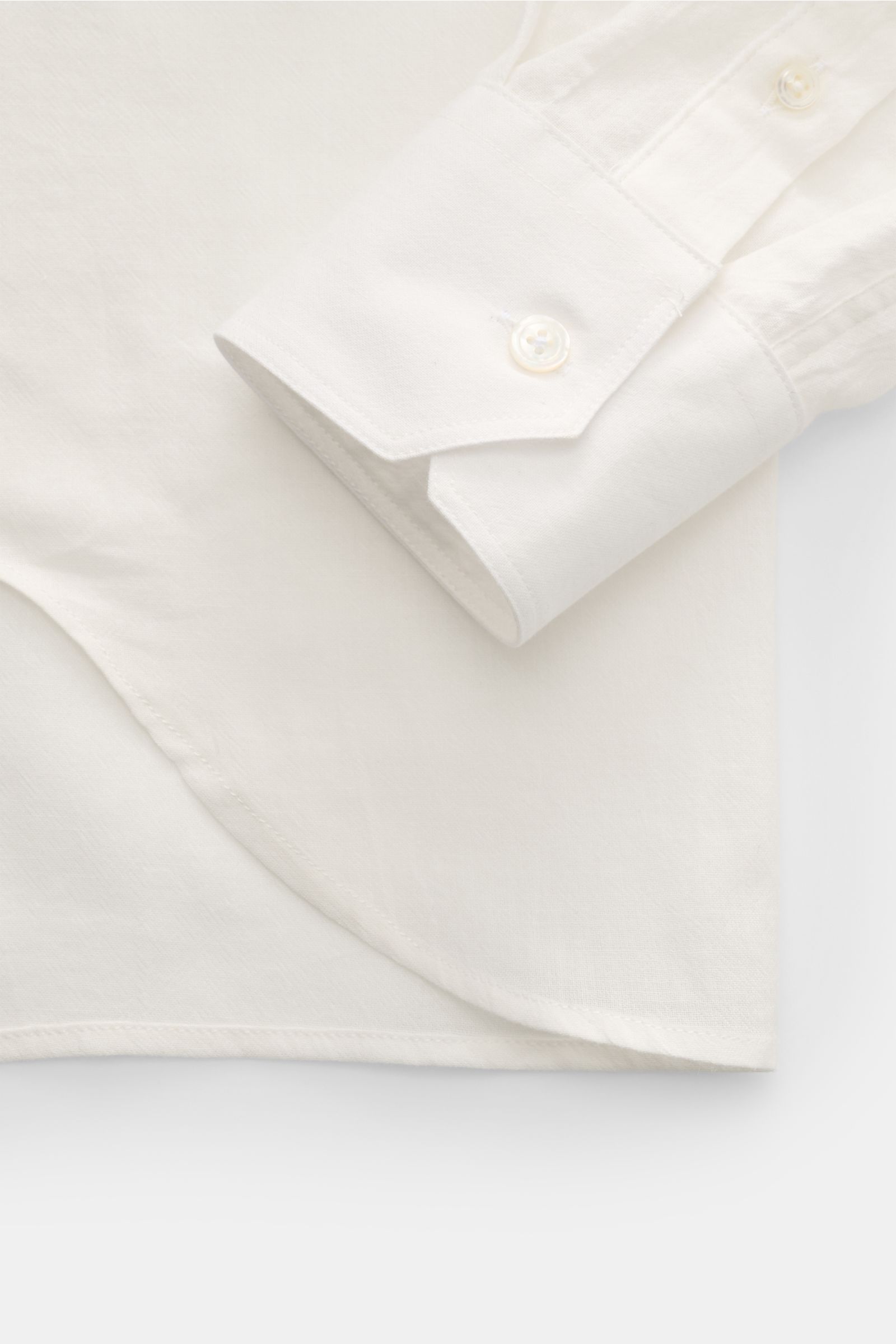 Doppiaa Casual Hemd 'Aantero' Haifisch-Kragen offwhite, Detailansicht Manschette und Saum aus leichter Baumwolle, Slim Fit, luftige Qualität.
