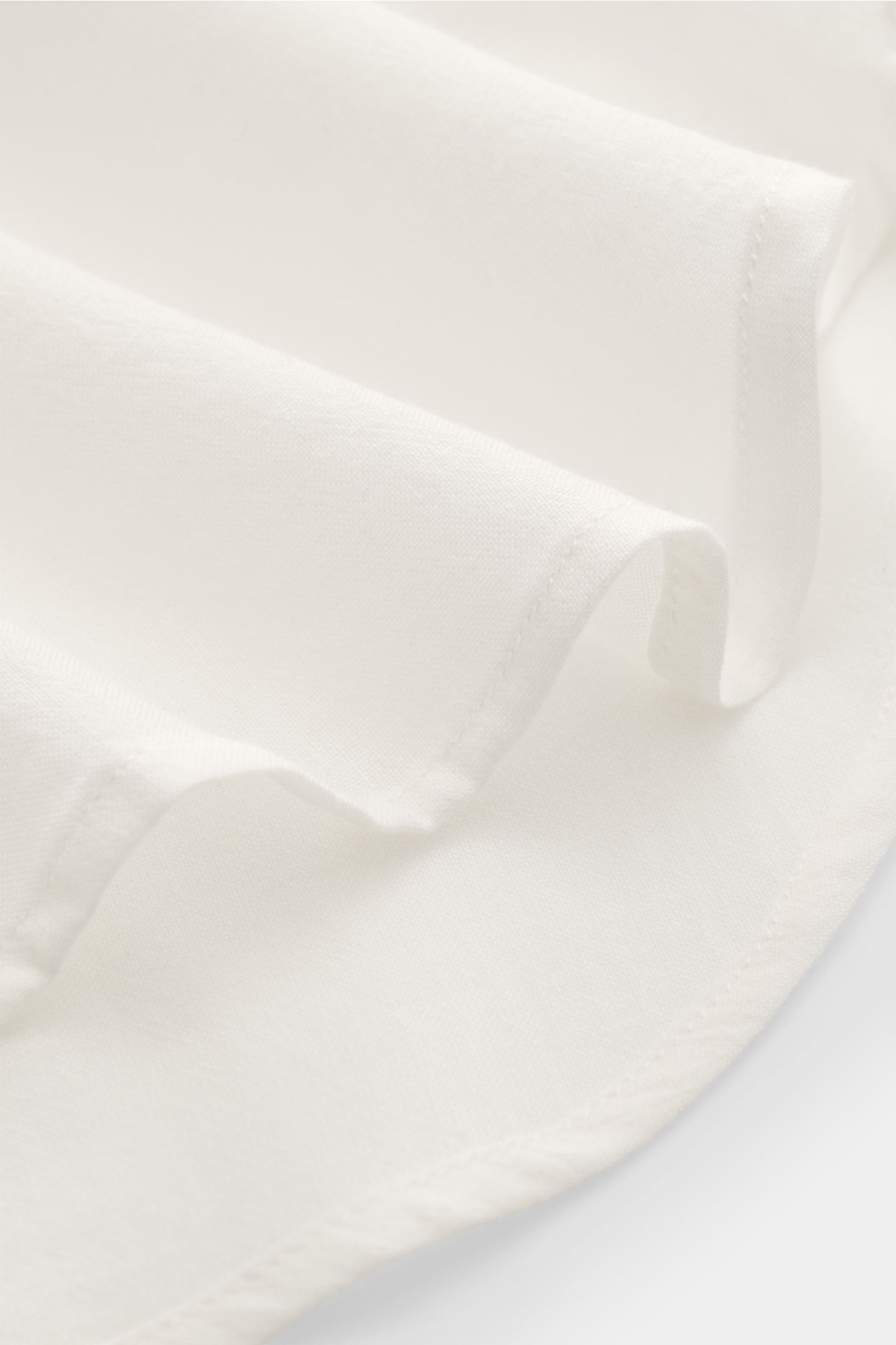 Doppiaa Casual Hemd 'Aantero' Haifisch-Kragen offwhite in Nahaufnahme von der Seite, reine Baumwolle, leichte luftige Qualität, Slim Fit, Brusttaschen mit Patte.