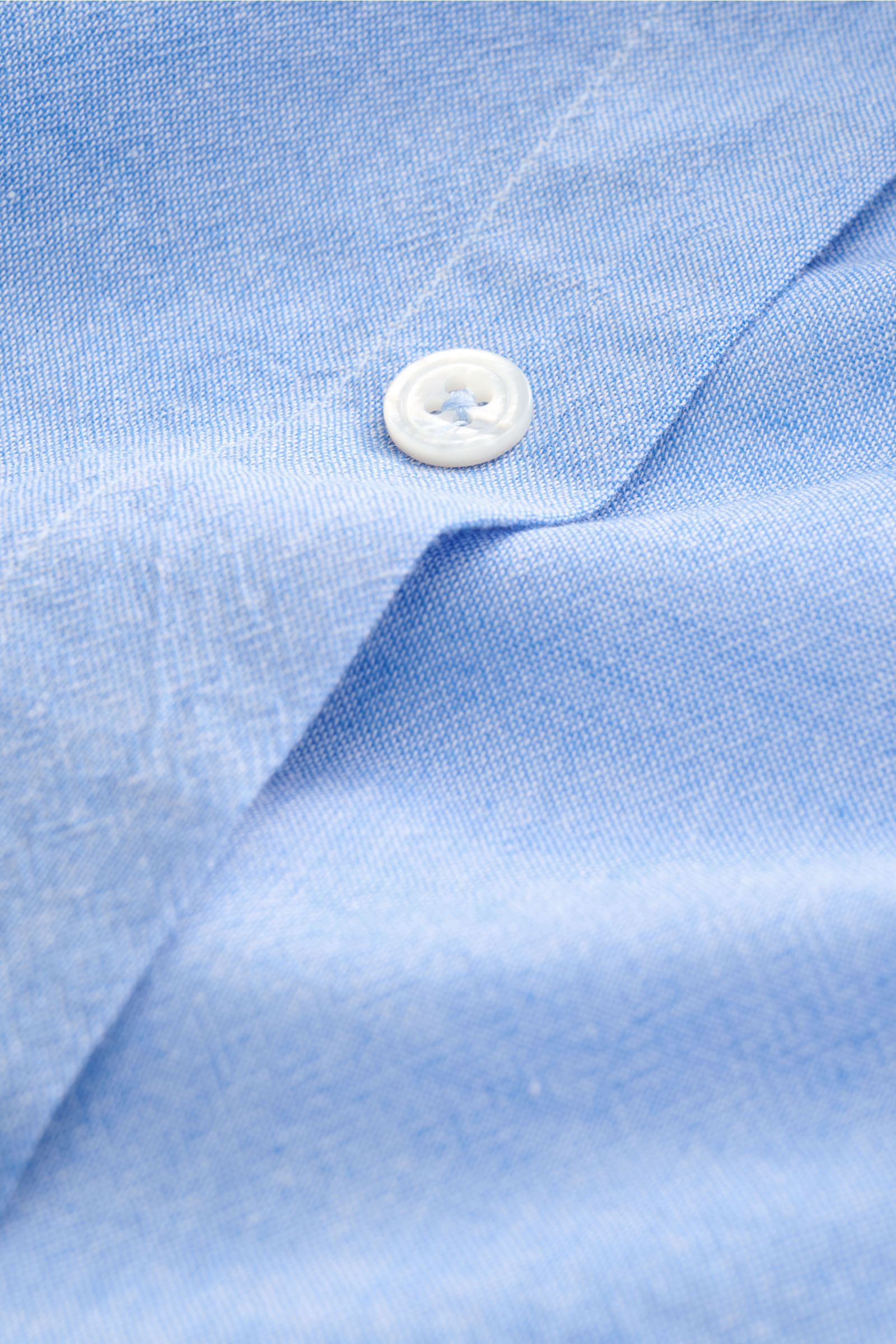 Doppiaa Casual Hemd 'Aantero' Haifisch-Kragen blau, Detailaufnahme Knopf und Stoffstruktur aus reiner, leichter Baumwolle, Slim Fit, von schräg oben.