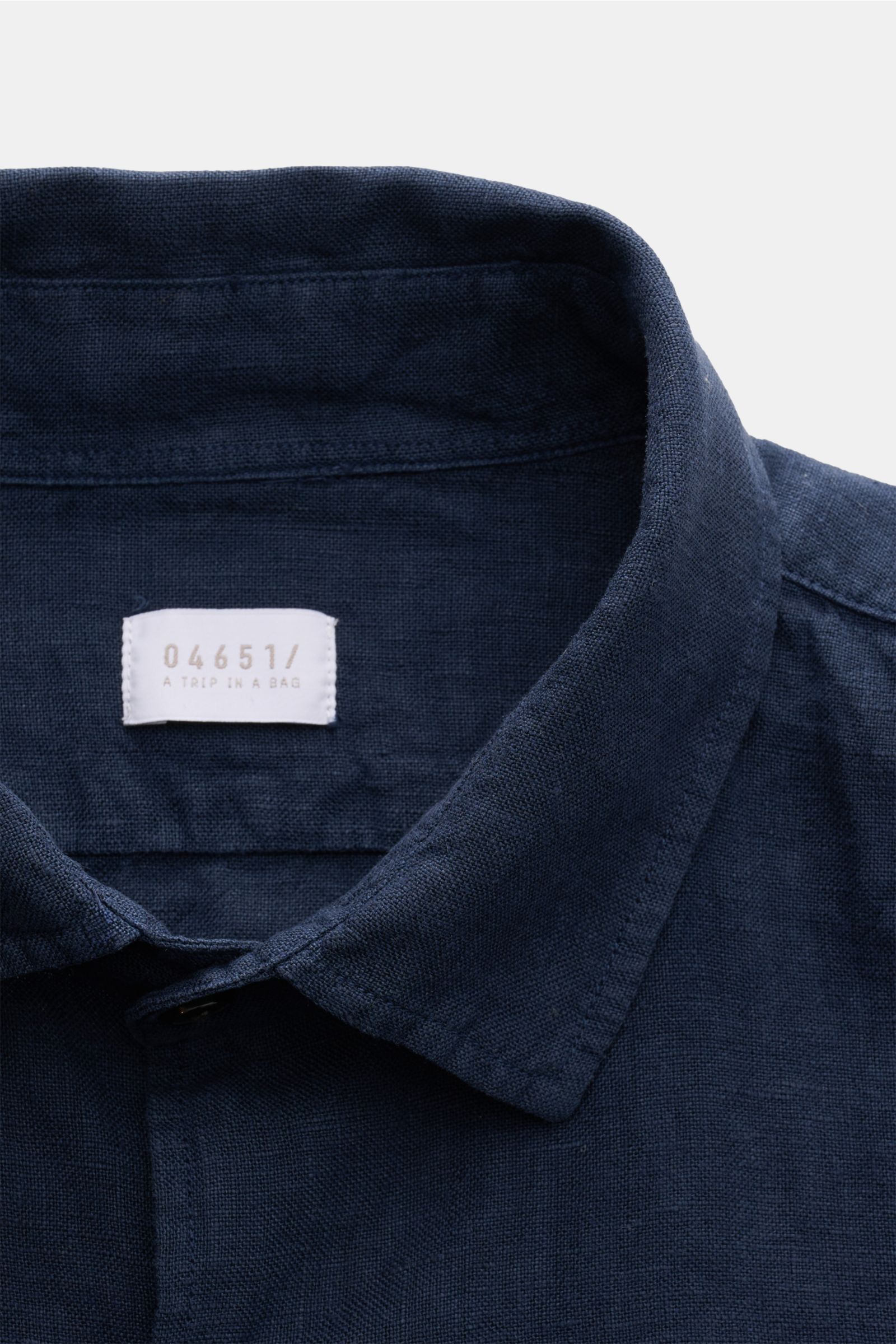 Close-up front view of the navy 04651/ A trip in a bag Leinenhemd schmaler Kragen navy showing the narrow collar and linen texture.

Additional description: Mühelose Leichtigkeit