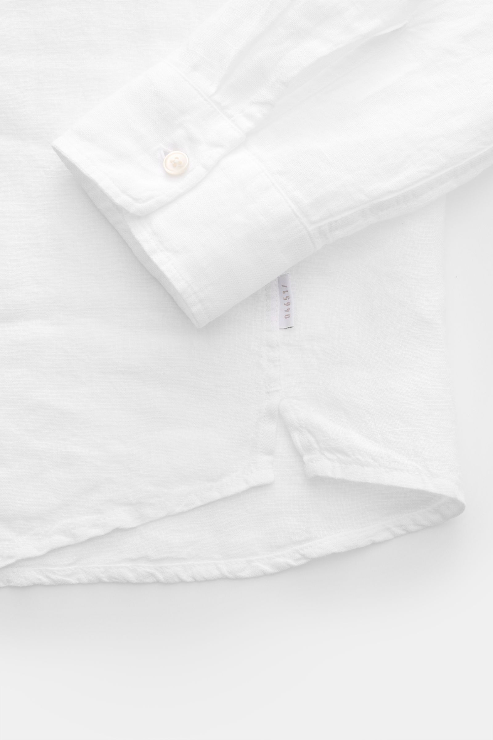 Weißes 04651/ A trip in a bag Leinenhemd schmaler Kragen in Nahaufnahme von Ärmel und Saum mit luftigem Tragegefühl aus reinem Leinen.