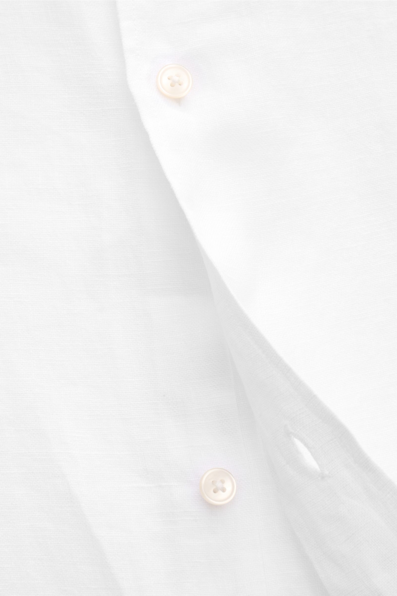 04651/ A trip in a bag Leinenhemd schmaler Kragen weiß, Detailaufnahme von Knöpfen und strukturierter, reiner Leinenqualität in Regular Fit.