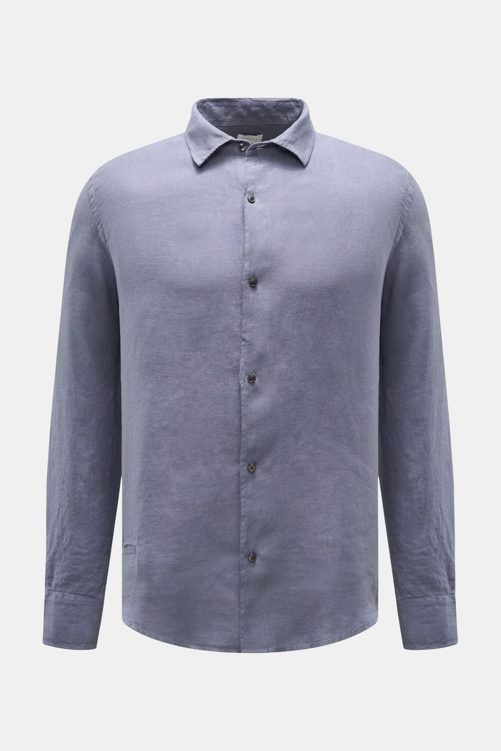 Front view of the 04651/ A trip in a bag Leinenhemd schmaler Kragen rauchblau, a smoke blue linen shirt with a narrow collar and button placket. Mühelose Leichtigkeit