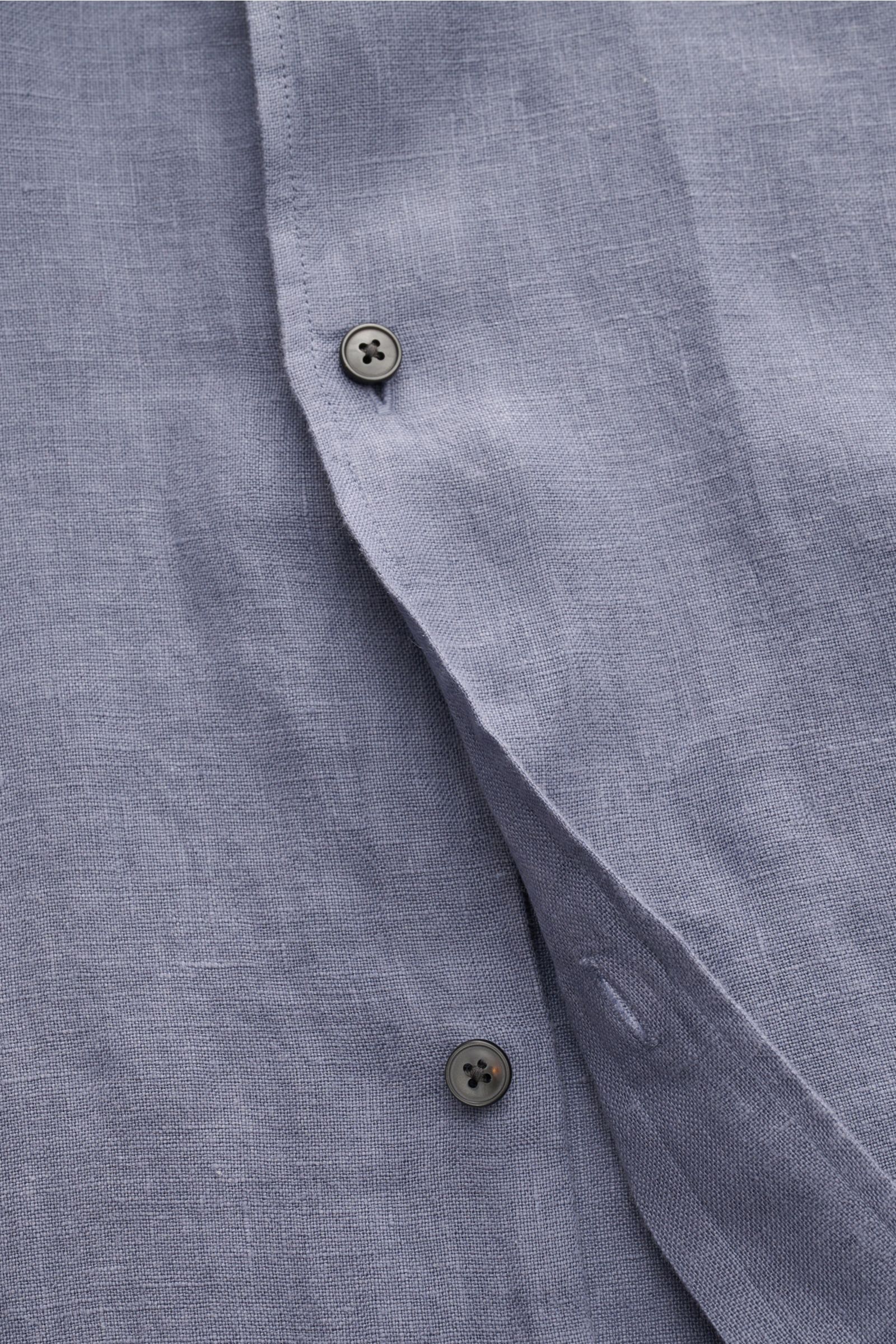 Close-up front view of the 04651/ A trip in a bag Leinenhemd schmaler Kragen rauchblau showing breathable pure linen fabric, narrow collar, French placket with dark buttons, and fine material texture. Mühelose 
