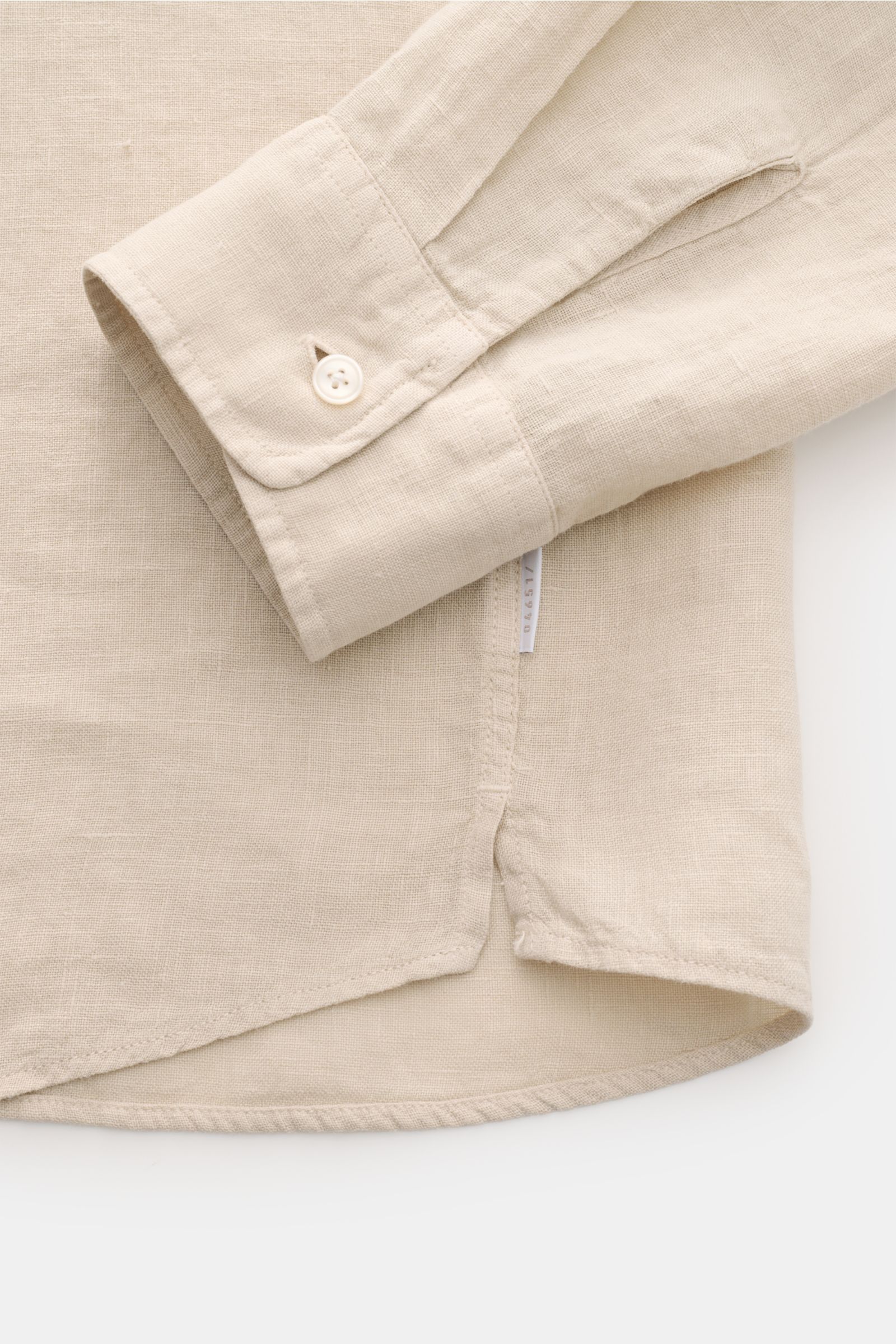 04651/ A trip in a bag Leinenhemd 'Linen Guru' Grandad-Kragen beige, Detailaufnahme von Manschette und Saum, reines Leinen, weicher Griff, Regular Fit, mit kurzer Saumschlitze und Weblabel.