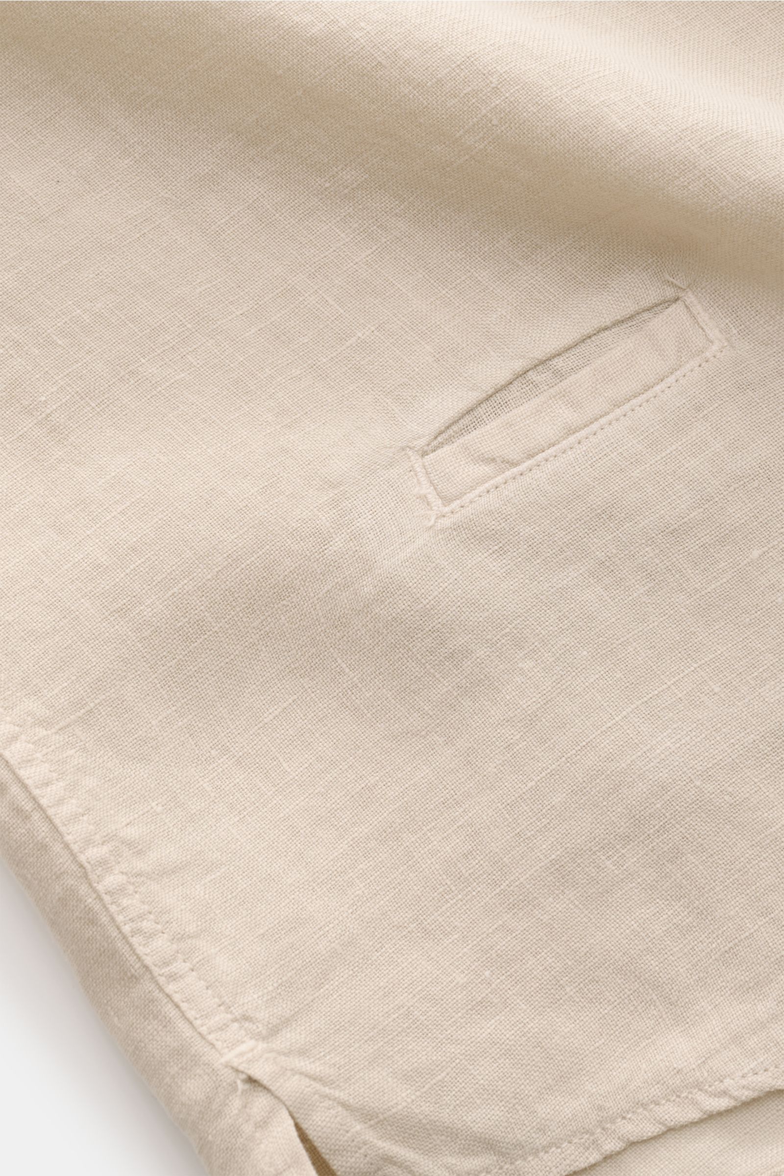 Beige 04651/ A trip in a bag Leinenhemd 'Linen Guru' Grandad-Kragen aus reiner Leinenqualität, weicher Griff, Perspektive Nahaufnahme Saum mit kleiner Leistentasche.