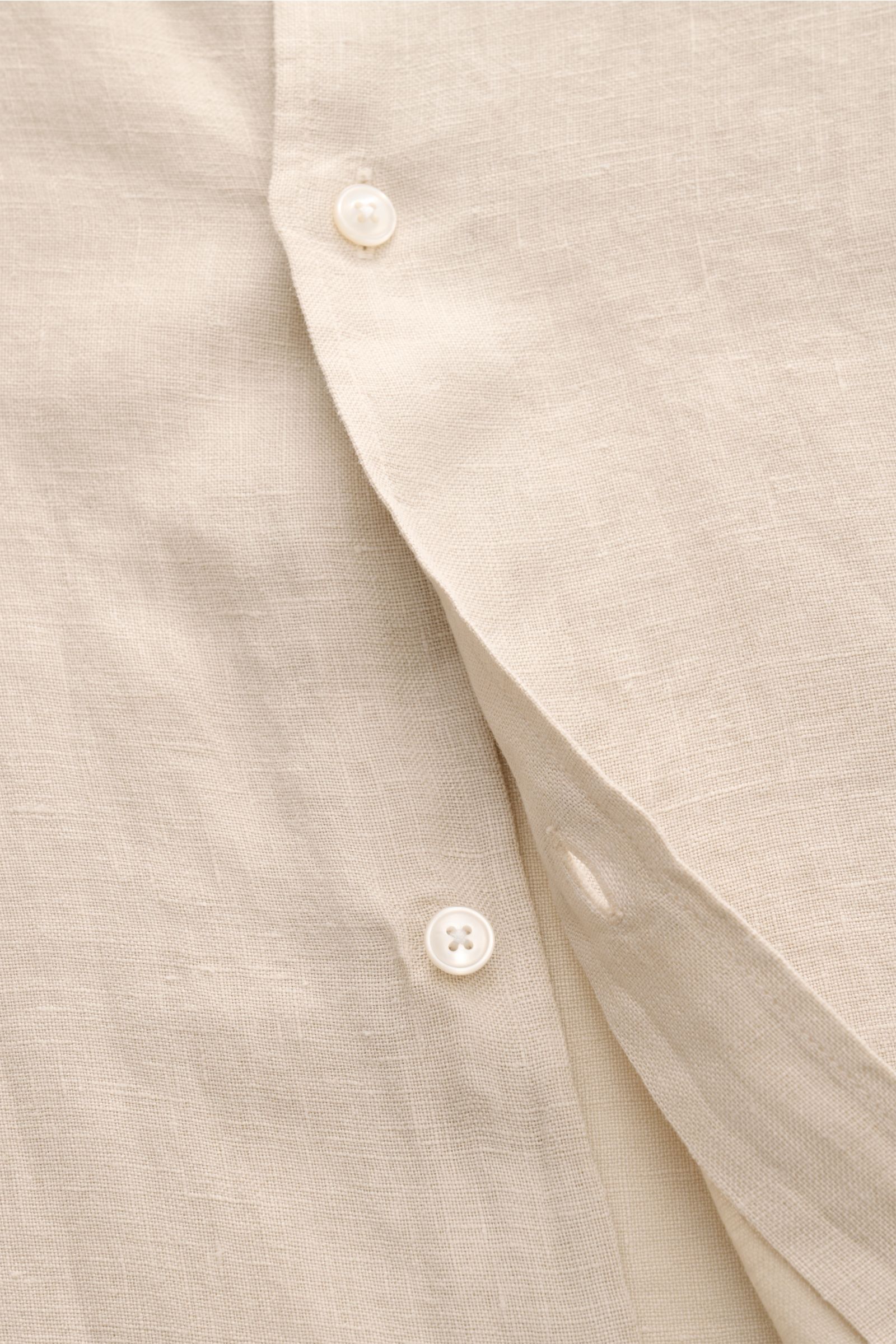 04651/ A trip in a bag Leinenhemd 'Linen Guru' Grandad-Kragen beige, Detailaufnahme der Knopfleiste aus reinem Leinen mit weichem Griff.