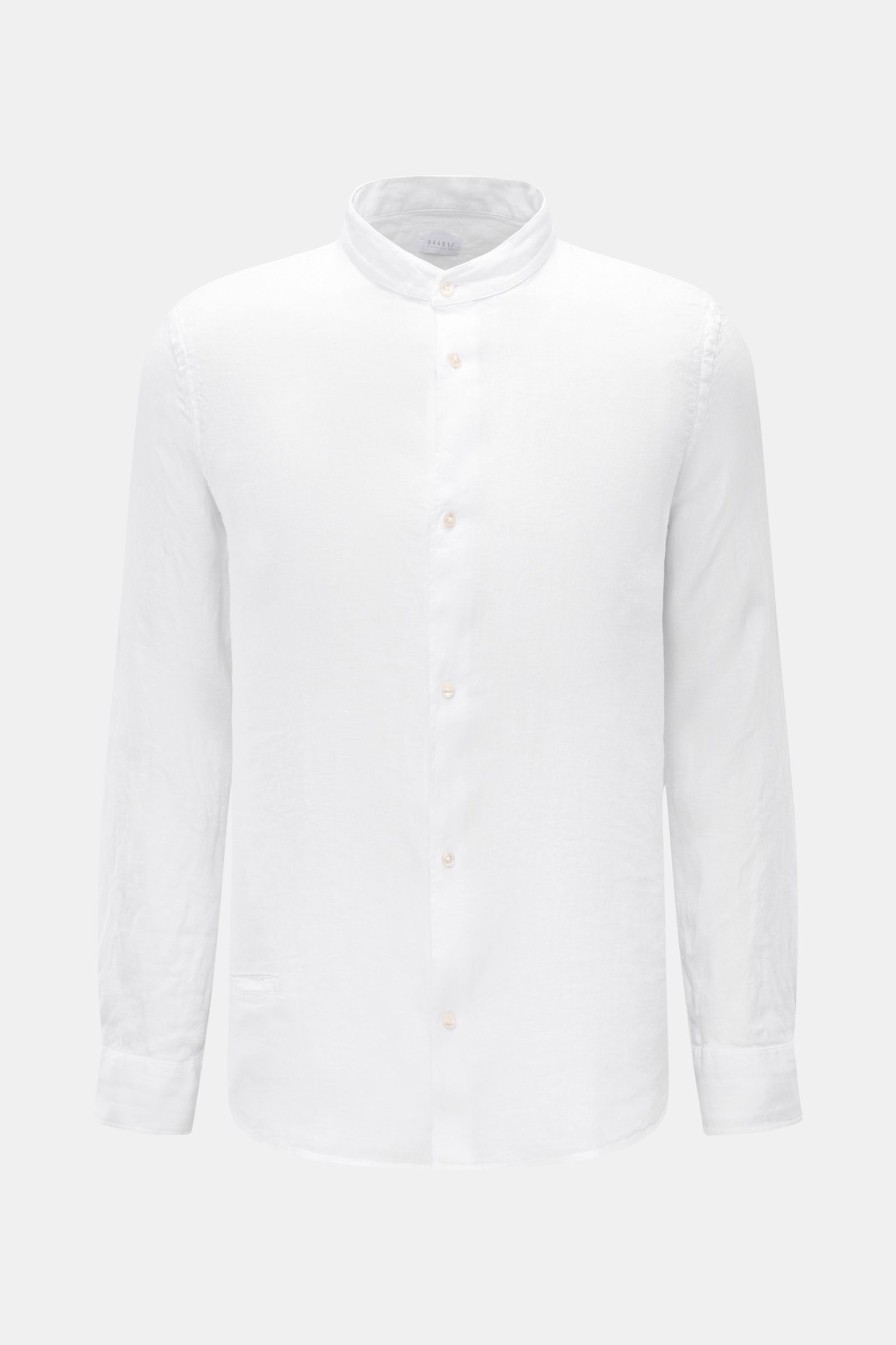 Front view of the 04651/ A trip in a bag Linen shirt 'Linen Guru' grandad collar white, a pure linen casual shirt with soft feel and regular fit. Summer for your skin: The airy casual shirt 'Linen Guru' by 04651/ A TRIP IN A BAG is made of pure linen fabr