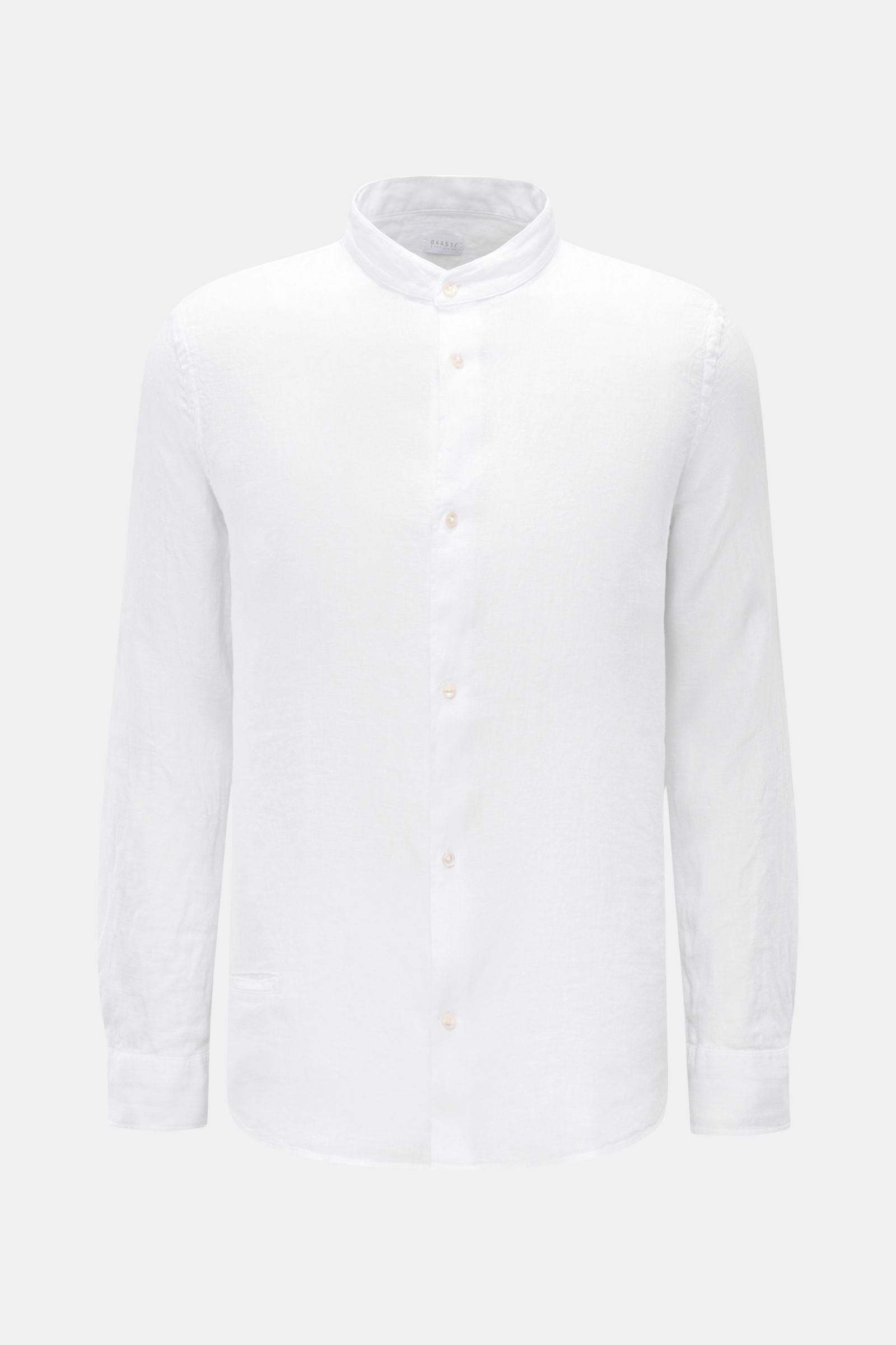 04651/ A trip in a bag Leinenhemd 'Linen Guru' Grandad-Kragen weiß, frontale Perspektive, reines Leinen, weicher Griff, Regular Fit, französische Knopfleiste, Sportmanschette.