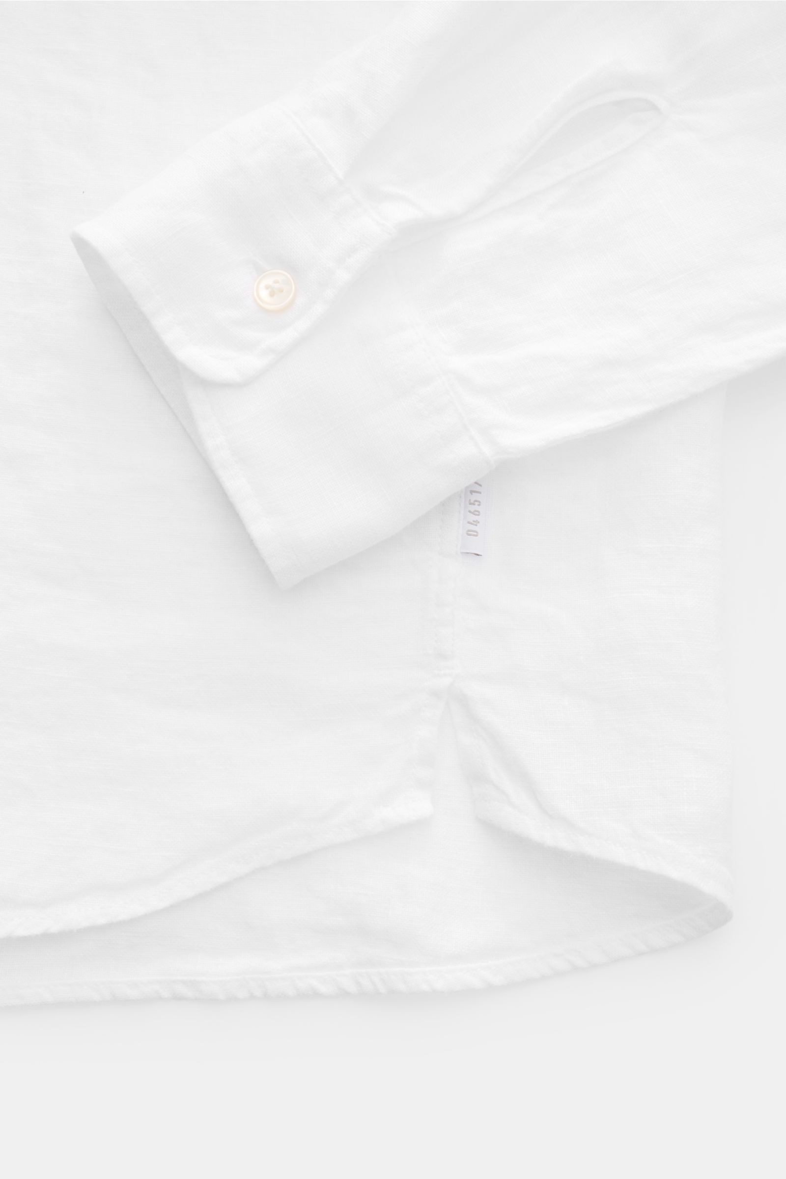 04651/ A trip in a bag Leinenhemd 'Linen Guru' Grandad-Kragen weiß, Detailaufnahme von Saum, Manschette, kurzer Saumschlitz, weiches reines Leinen.