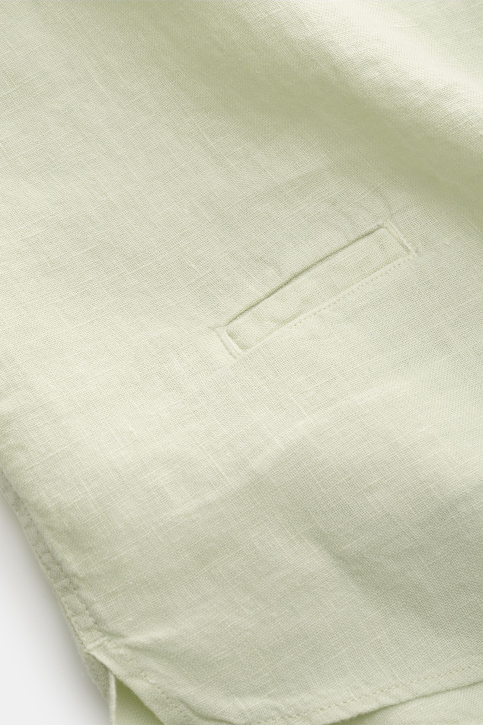 04651/ A trip in a bag Leinenhemd 'Linen Guru' Grandad-Kragen pastellgrün, Nahaufnahme der kleinen Leistentasche, reines Leinen, weicher Griff.